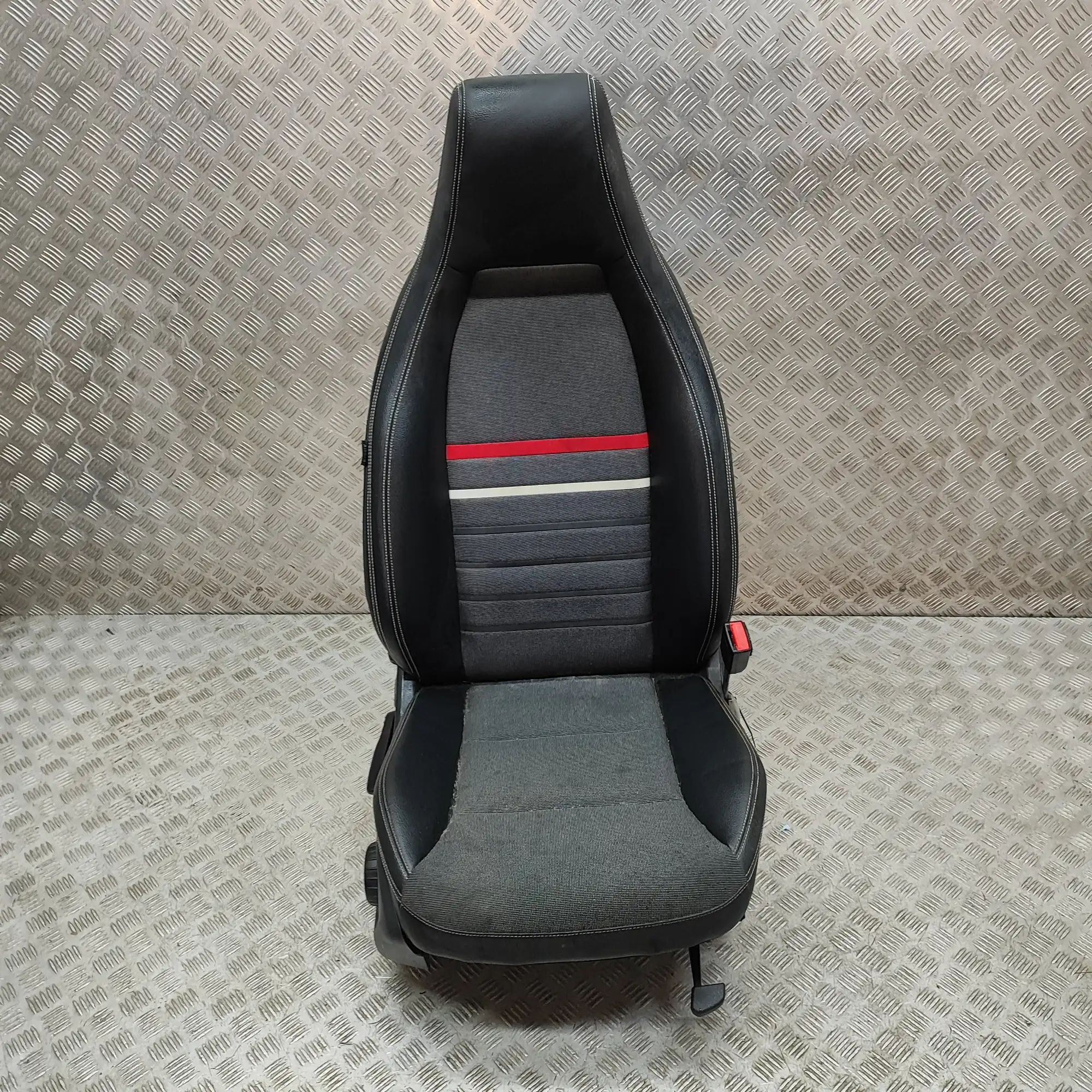 Mercedes-Benz A (W176) Front Right Seat Front right seat — MERCEDES BENZ A-CLASS (W176)...