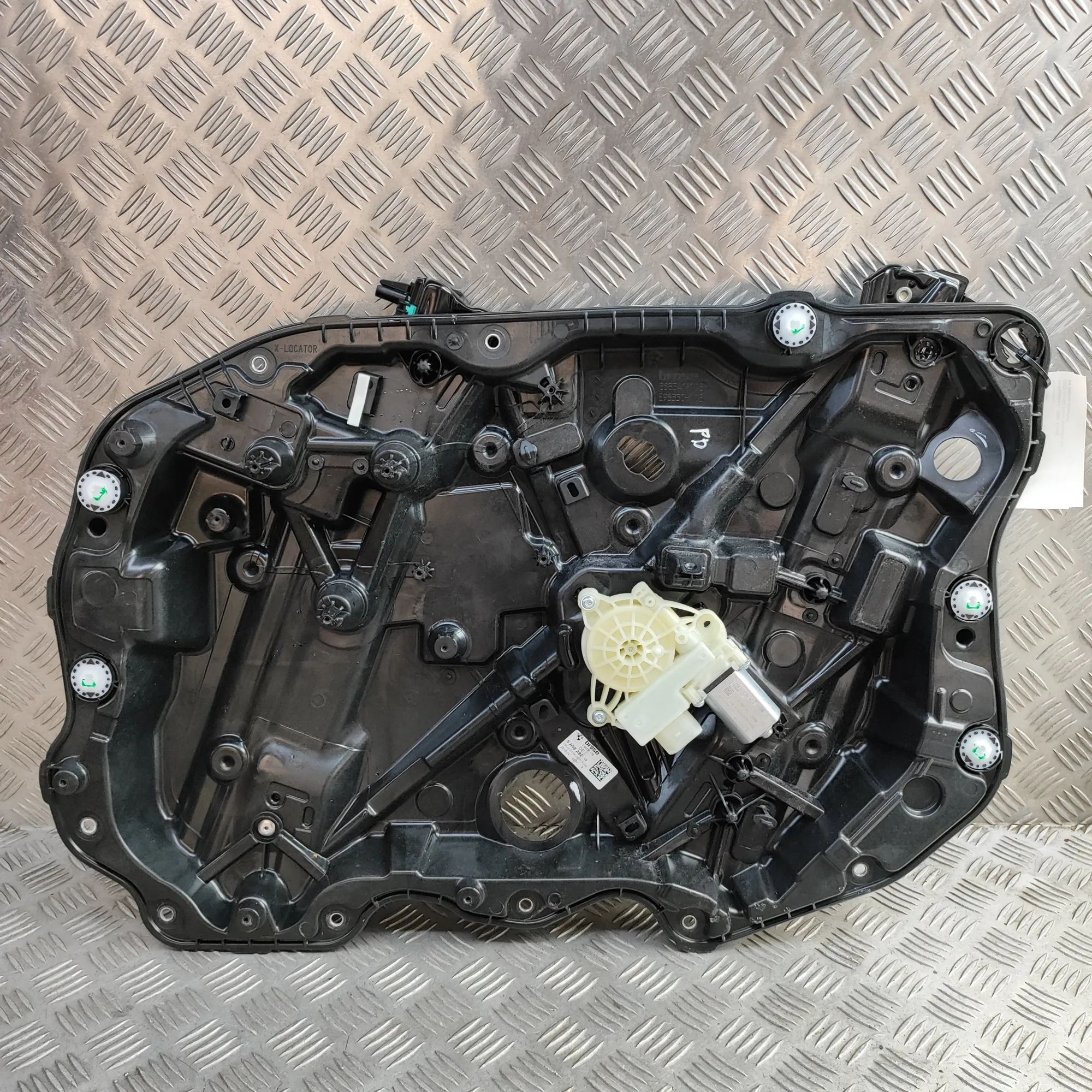 BMW 5 / i5 (G60 / G61) Front Right Door Window Regulator Front Right Door Window Regulator — BMW 5 SERIE...