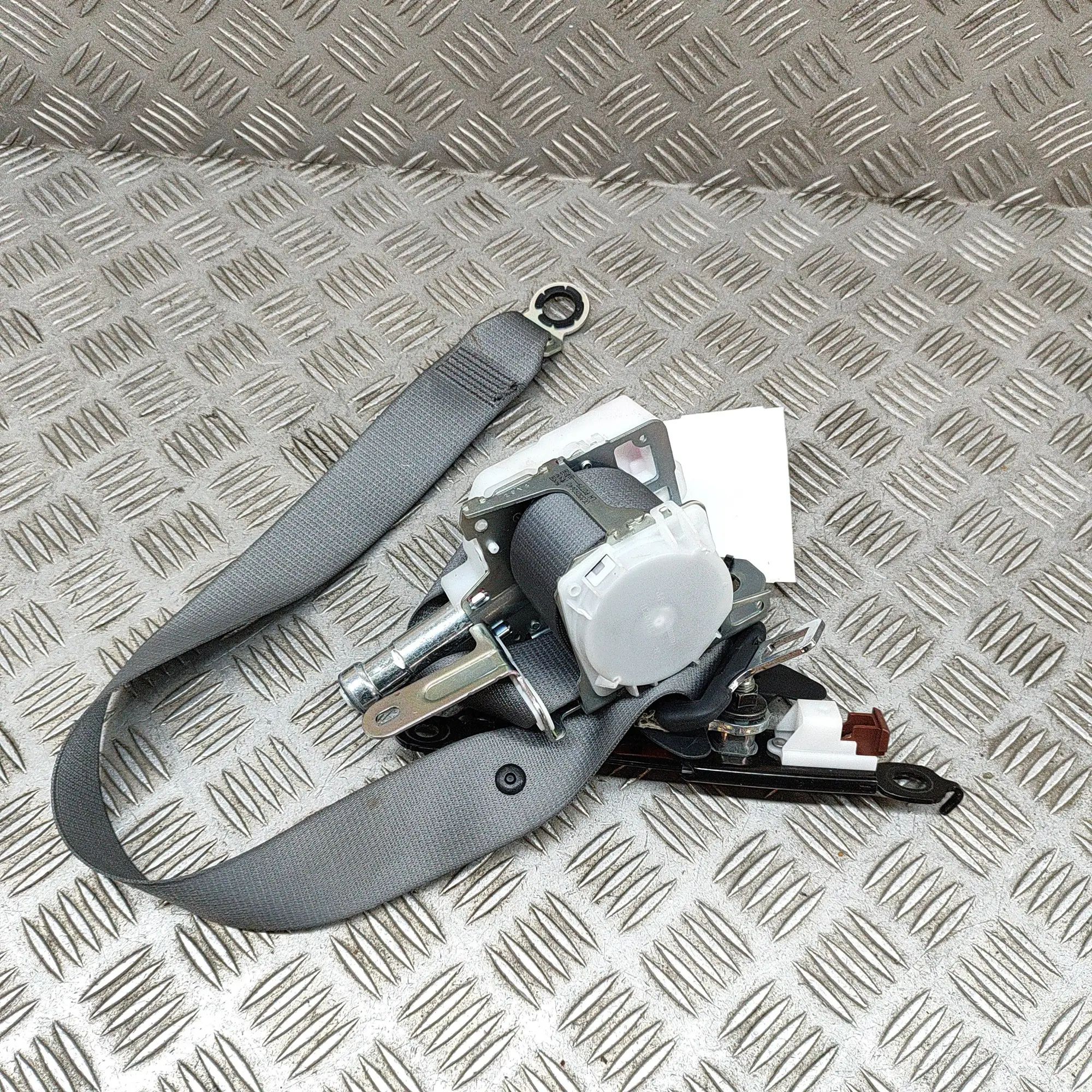 Toyota Sienna Front Left Seatbelt Front Left Seatbelt — TOYOTA SIENNA (_L4_) (202...