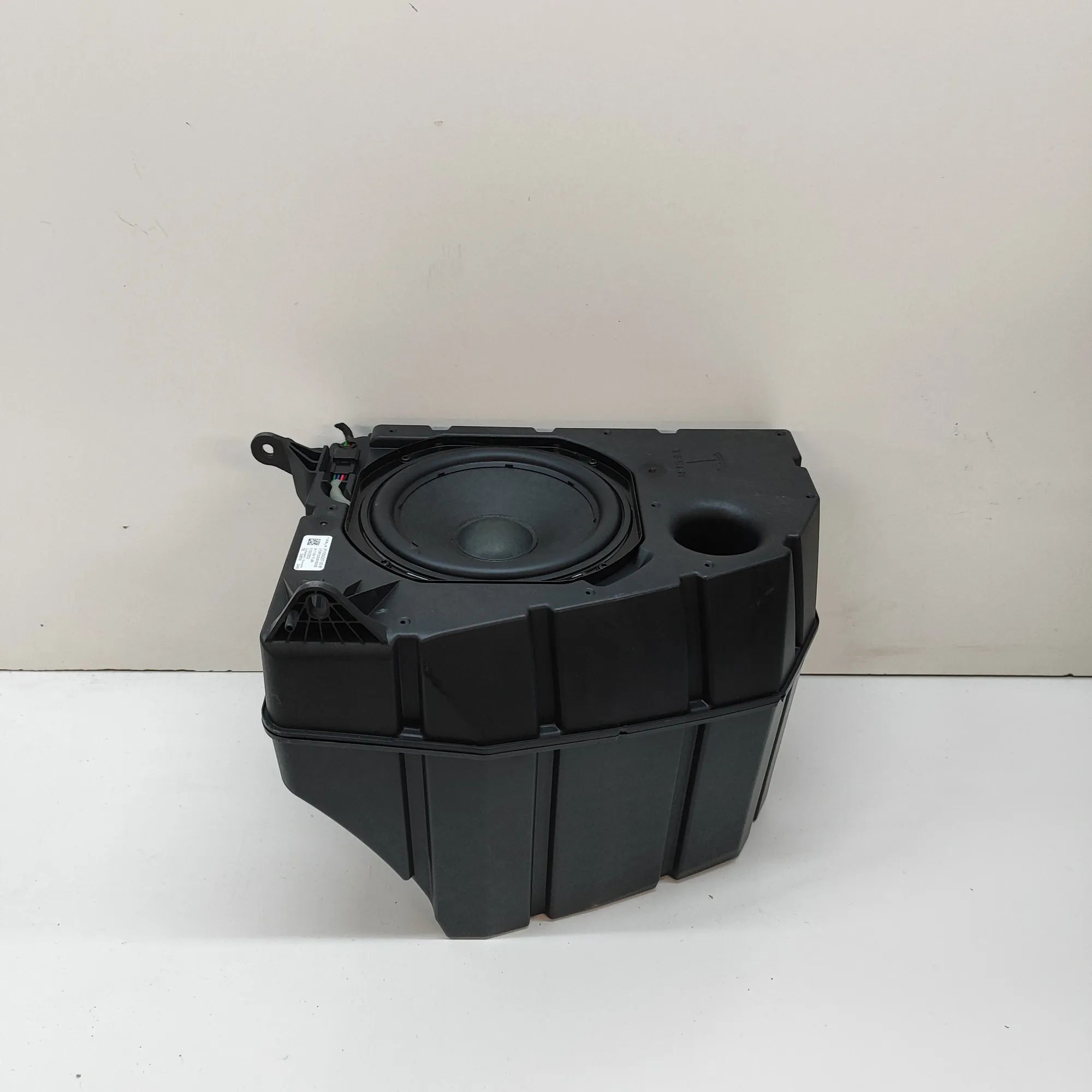 Tesla Model Y Сабвуфер Subwoofer — TESLA MODEL Y (2019-...) — 1656267-...