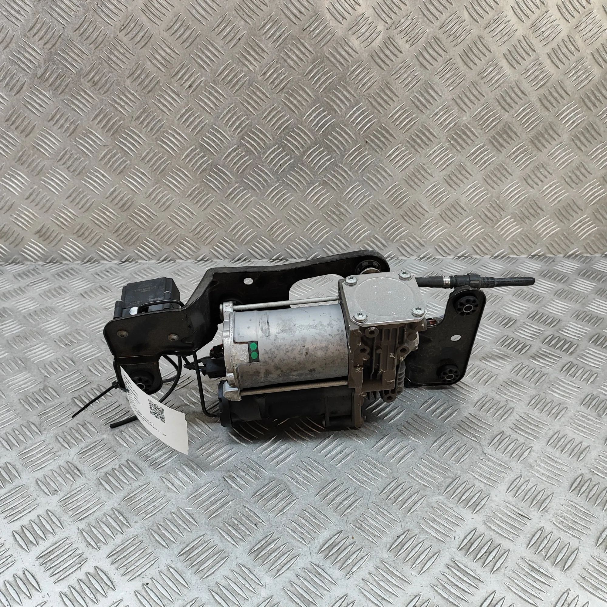 BMW X6 (E71 / E72) Air Suspension Compressor Air suspension compressor — BMW X6 (E71, E72) (...