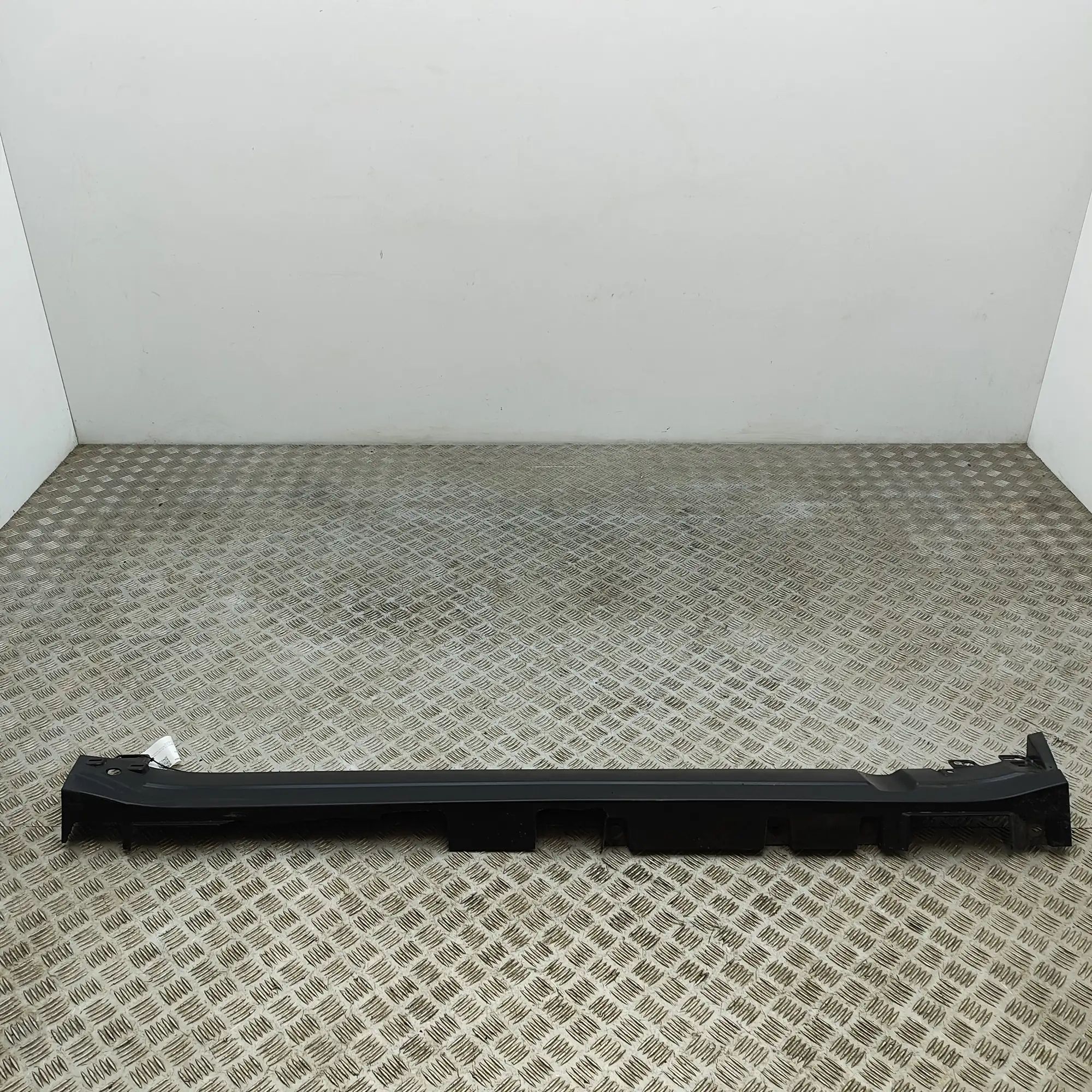 Land Rover Defender Right Side Plastic Sideskirt Cover Right Side Plastic Sideskirt Cover — LAND ROVER...