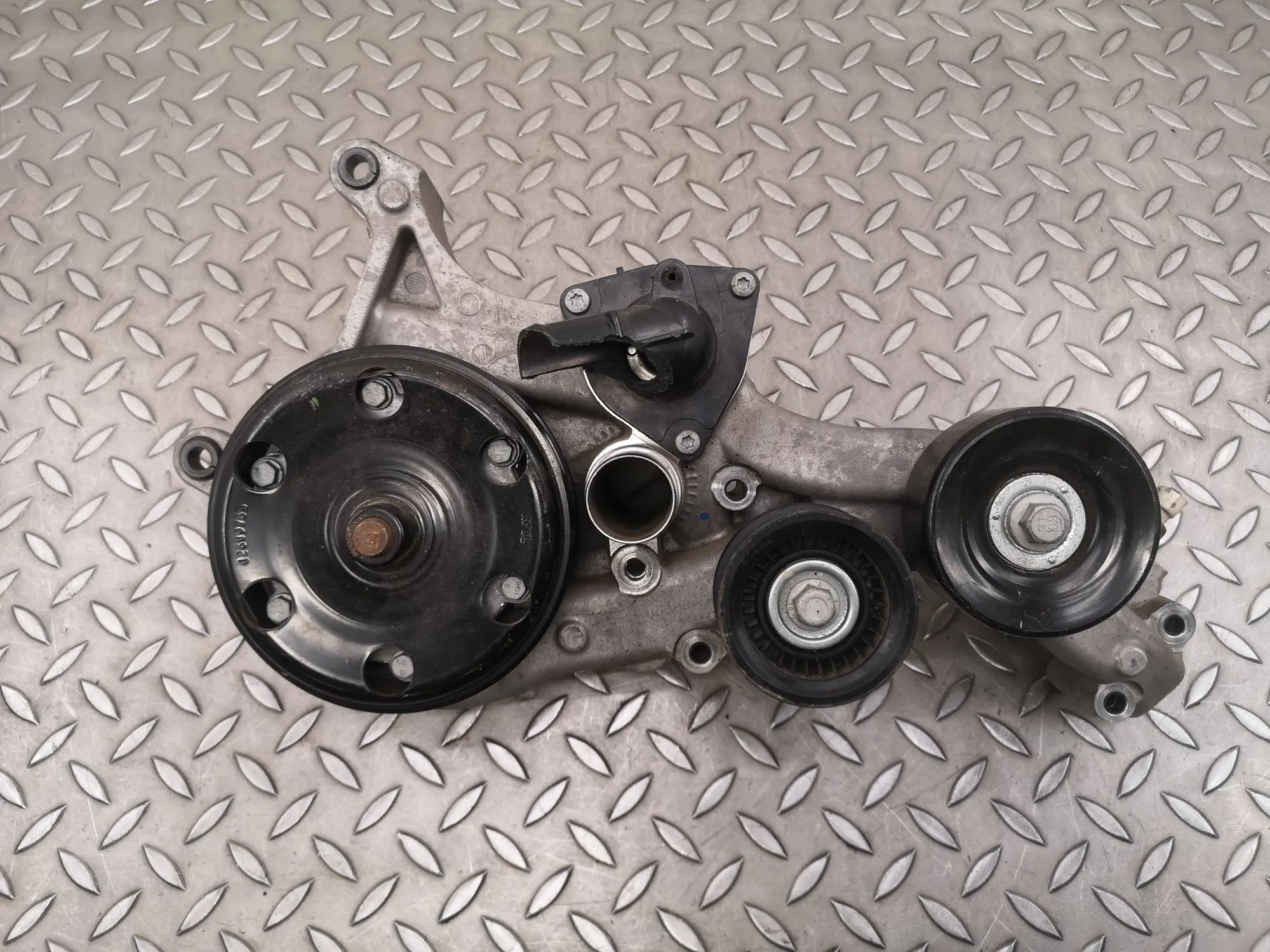 Chevrolet Corvette (C7) vesipumppu Water pump — CHEVROLET CORVETTE (C7) (2013-...)...
