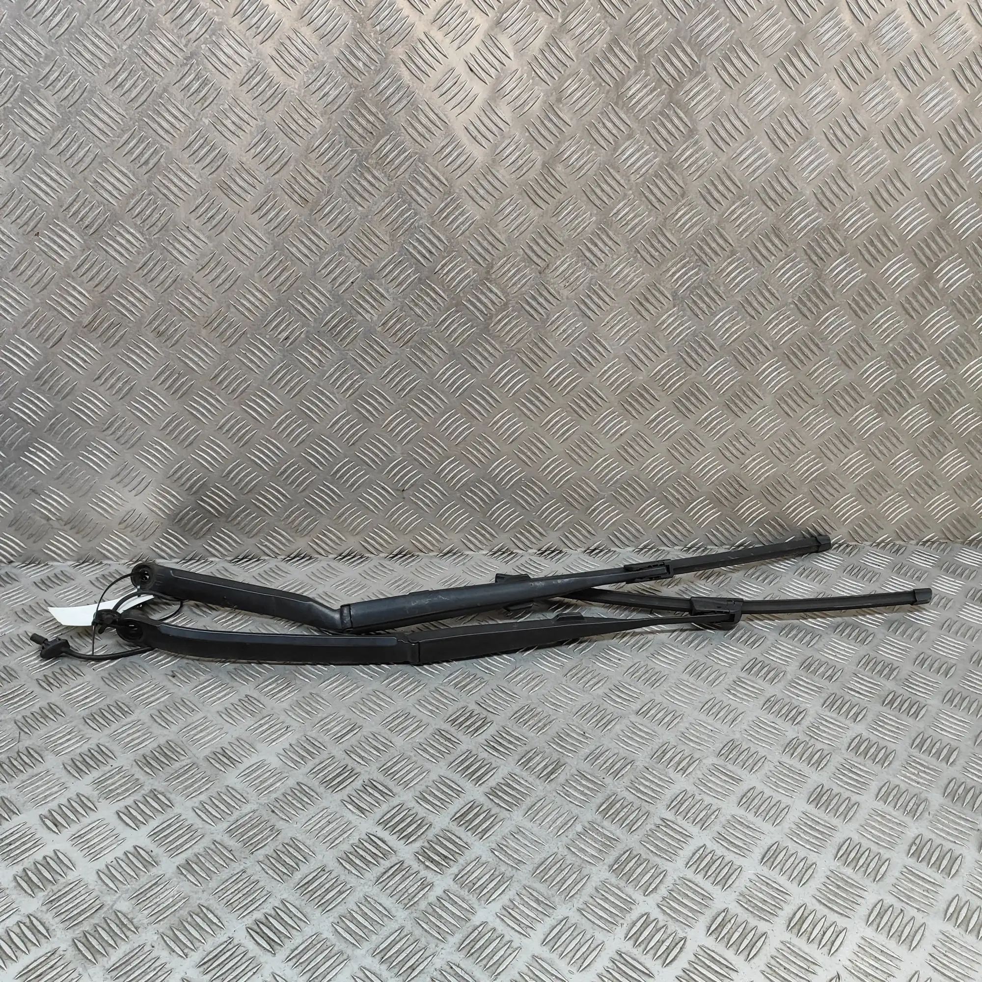 Infiniti FX (S50) Front Wiper Arms Front Wiper Arms — INFINITI FX (2002-2008) — 28...