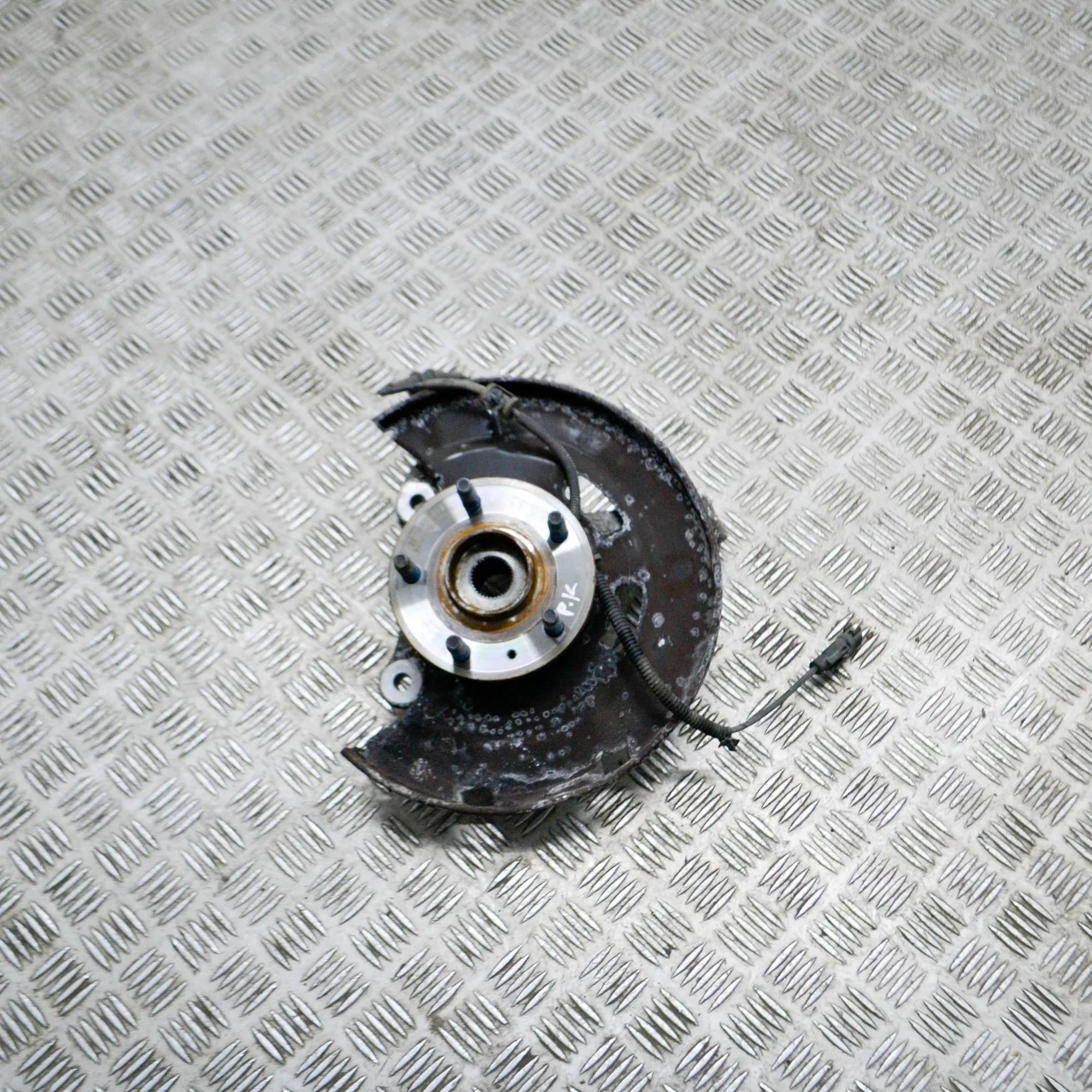 Chevrolet Cruze Front Left Wheel Hub Front Left Wheel Hub — CHEVROLET CRUZE Hatchbac...