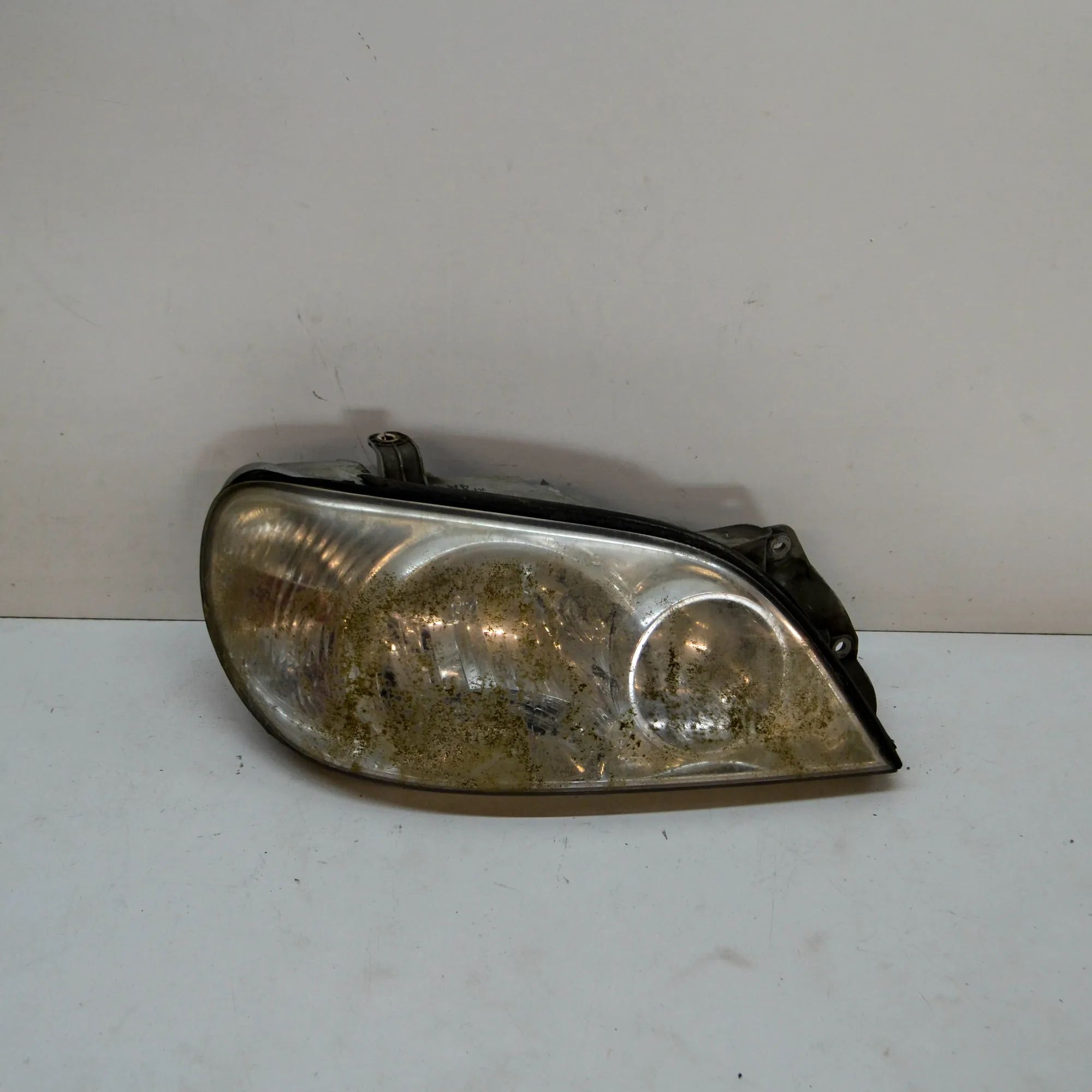 Kia Carnival Front Right Headlight Front Right Headlight — KIA CARNIVAL II GQ (199...