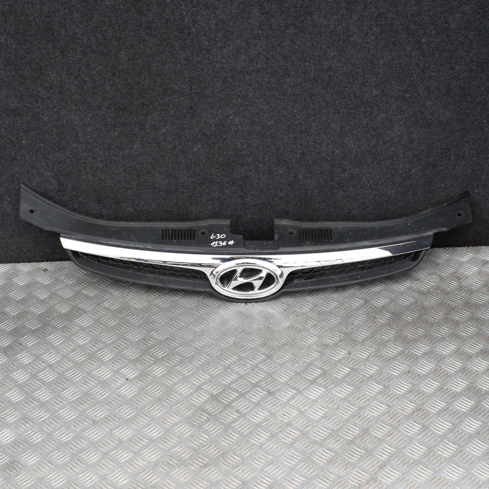 Hyundai i30 Upper grille — front Upper grille — front — HYUNDAI i30 FD (2007-201...