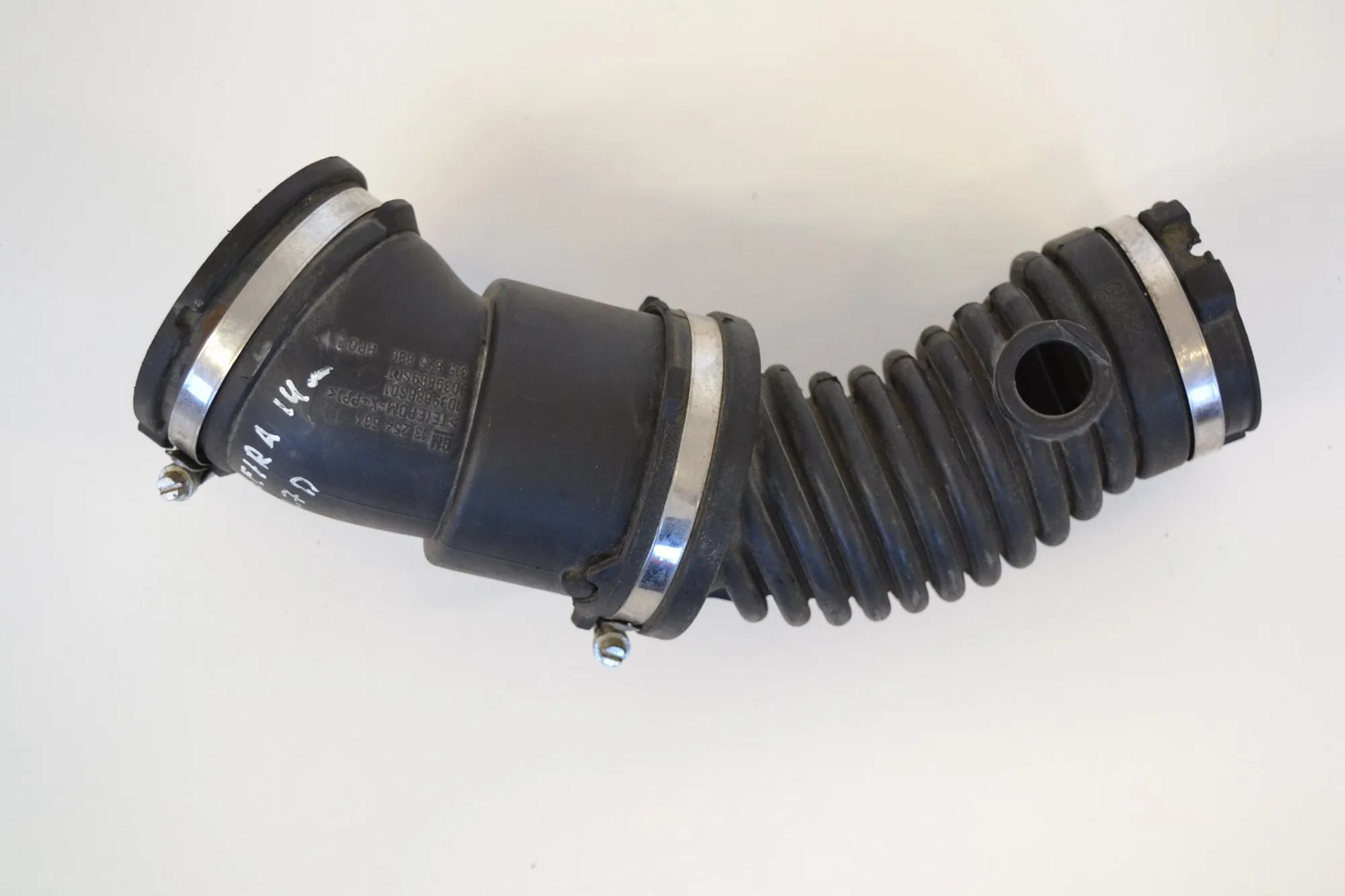 Opel Zafira (B) Intercooler hose — left Intercooler hose — left — OPEL ZAFIRA TOURER C ...