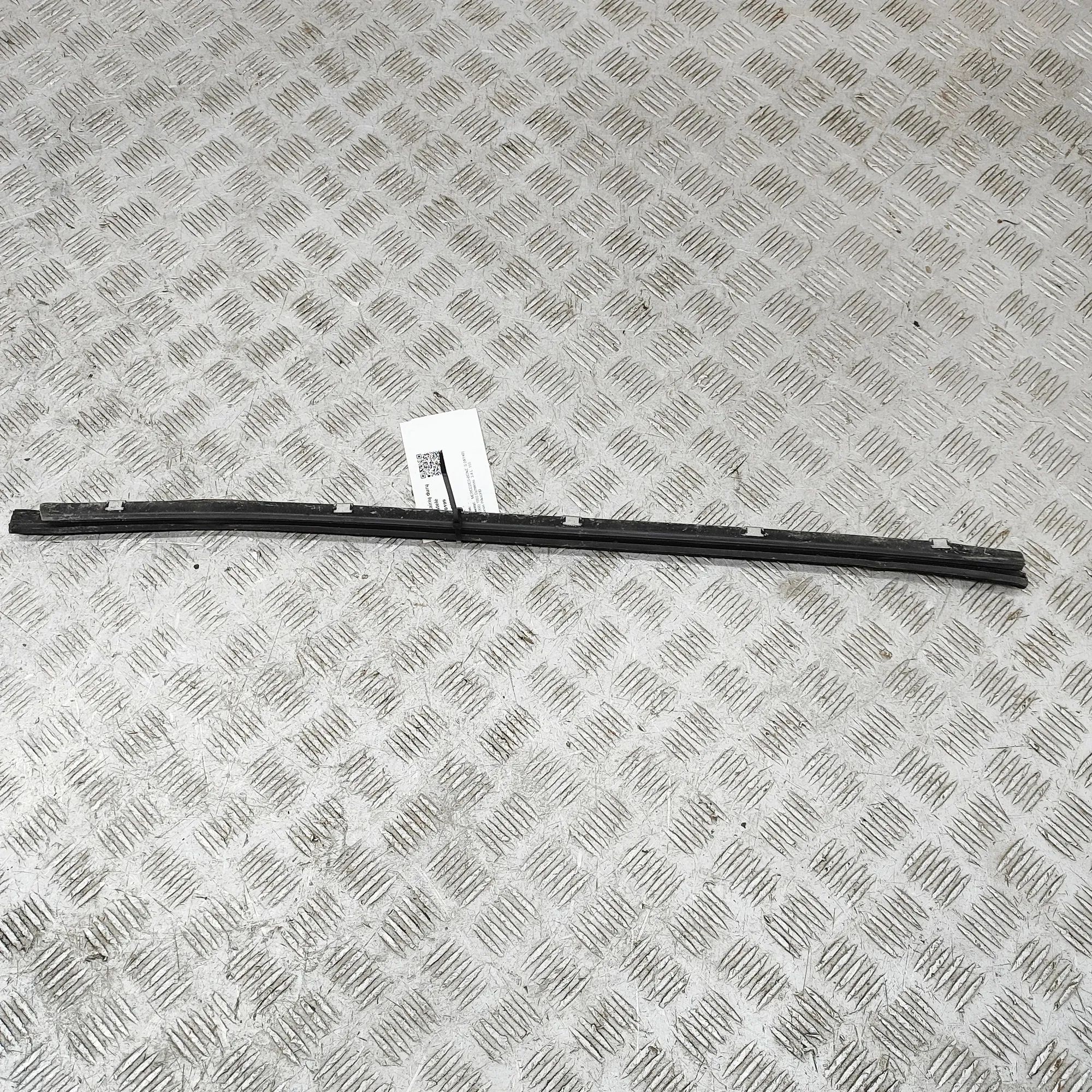 Mercedes-Benz 200 - 500 / E (W124) Door window strip — front left