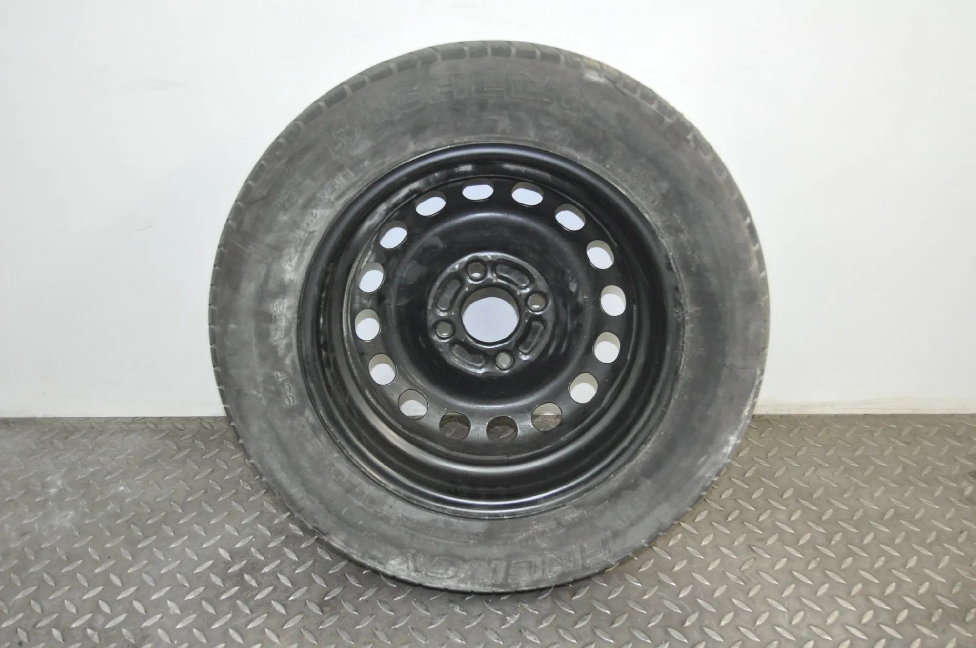 Volvo V40 Alloy Wheel Alloy wheel — VOLVO V40 Estate VW (1995-2004) —...