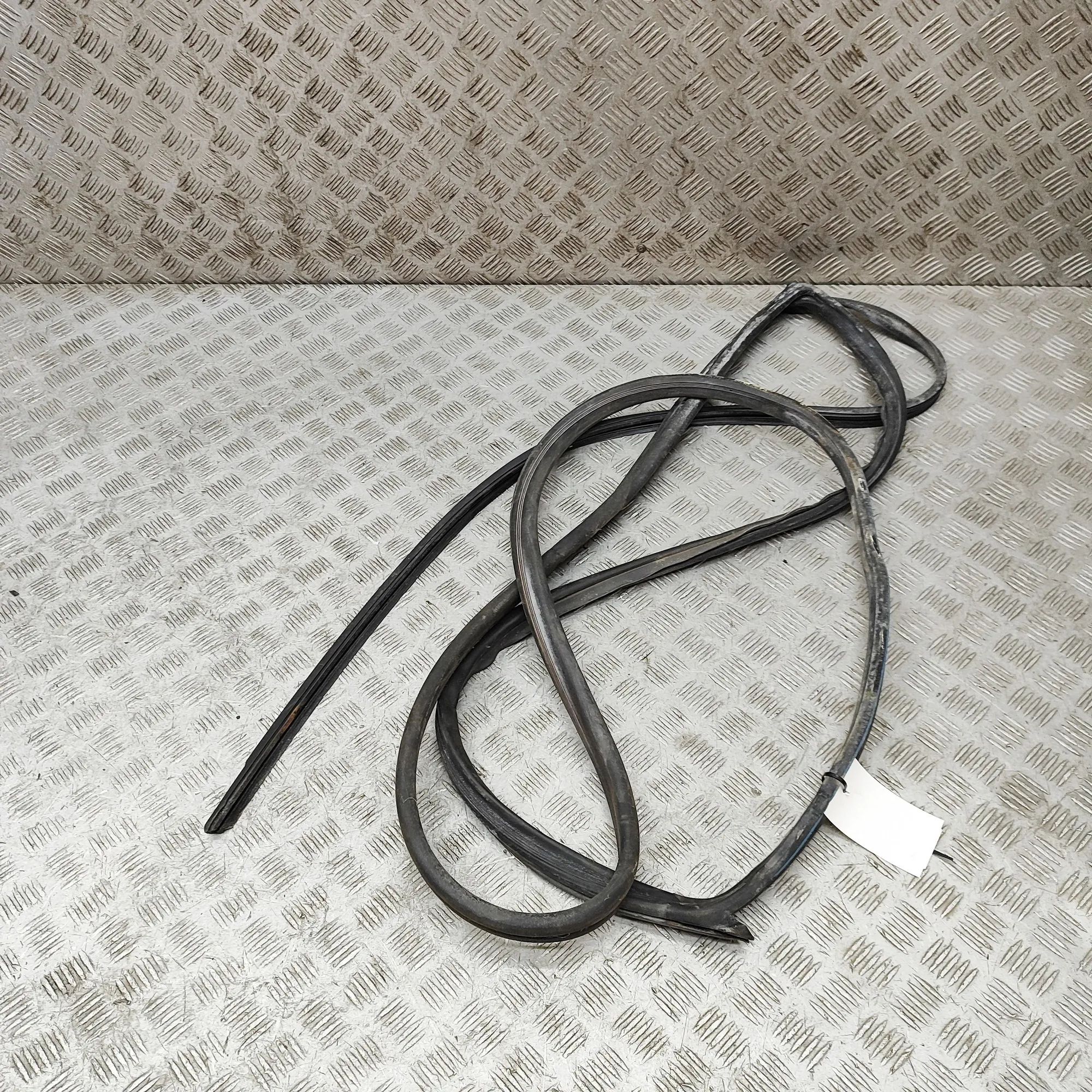 Mercedes-Benz 200 - 500 / E (W124) Door rubber seal — front left