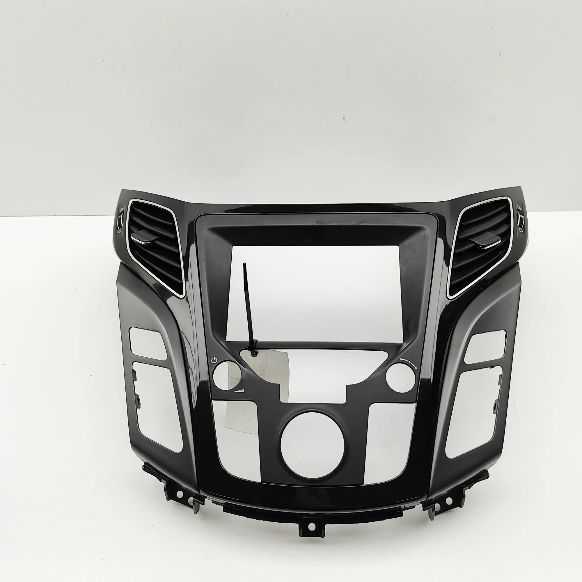 Hyundai i40 Audio unit trim Audio unit trim — HYUNDAI i40 VF (2012-PRESENT)...