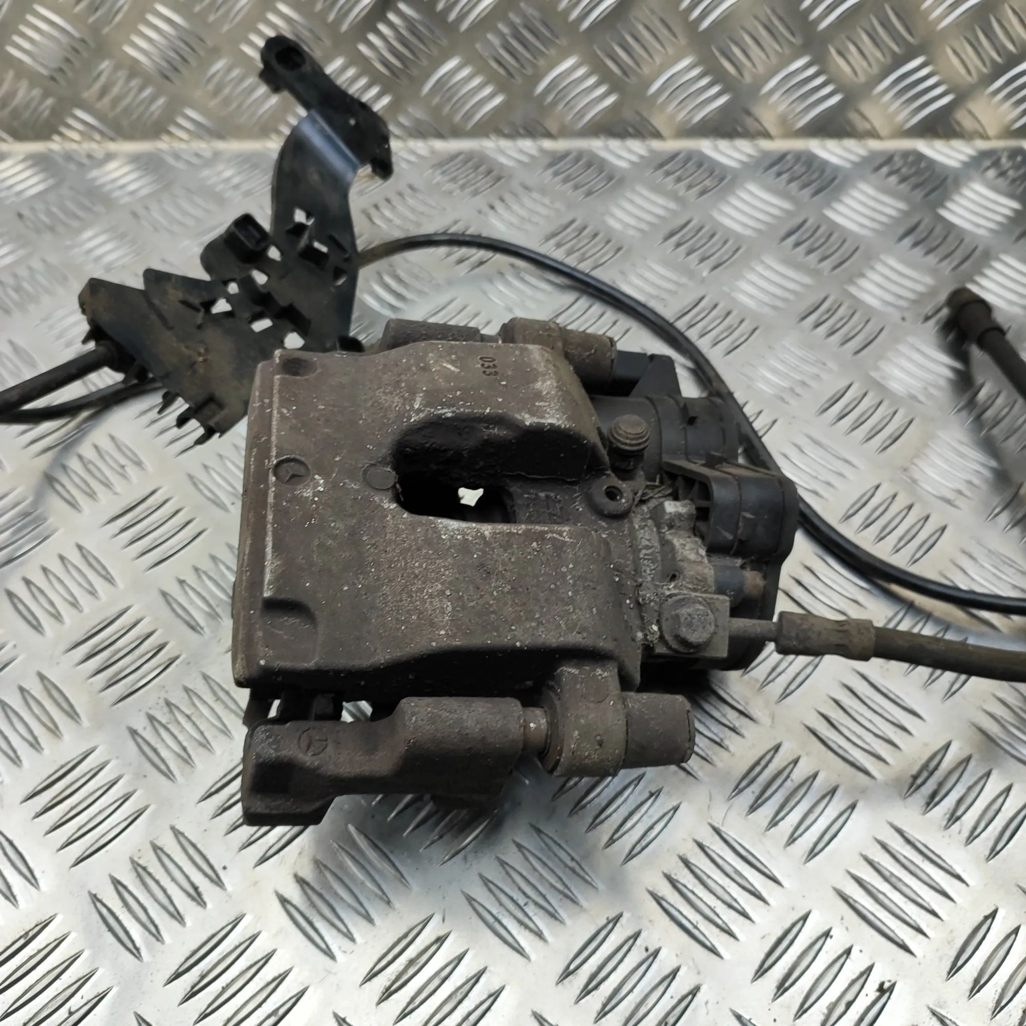 Mercedes-Benz A (W176) Brake caliper — rear left Brake caliper — rear left — MERCEDES BENZ C-CLA...