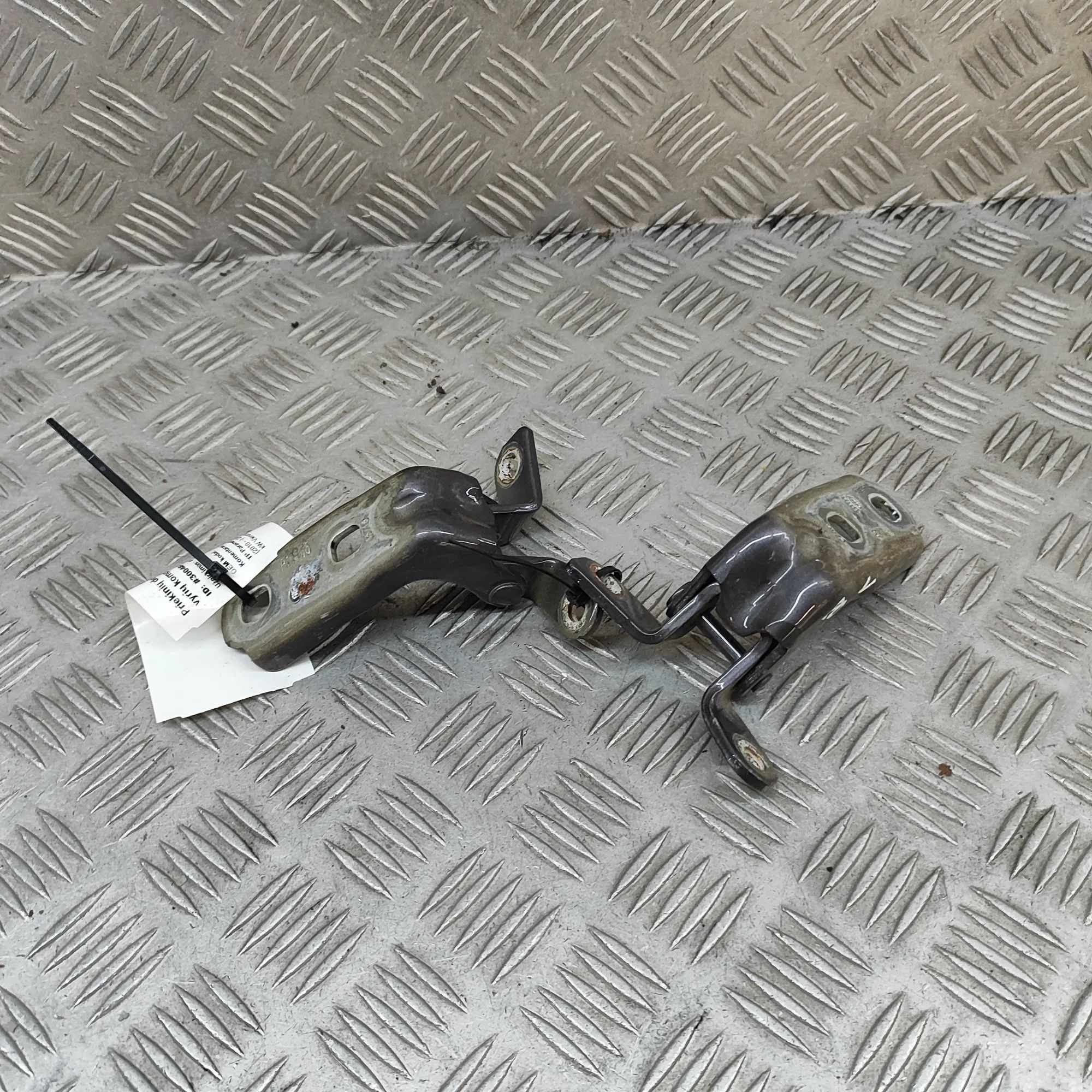 Chevrolet Orlando Door hinge set — front right Door hinge set — front right — CHEVROLET ORLAND...