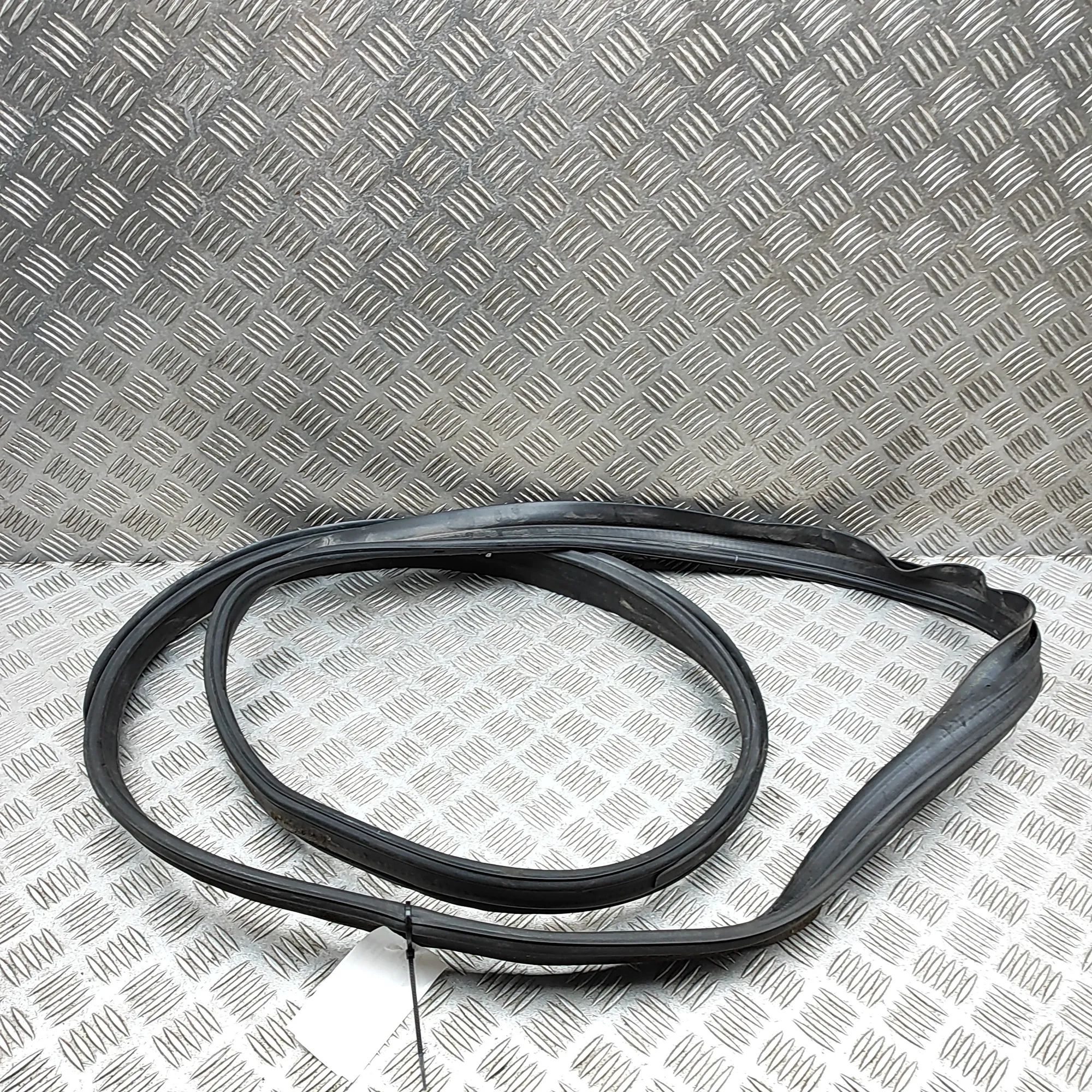 Mercedes-Benz A (W176) Tailgate rubber seal Tailgate rubber seal — MERCEDES BENZ S-CLASS (W...