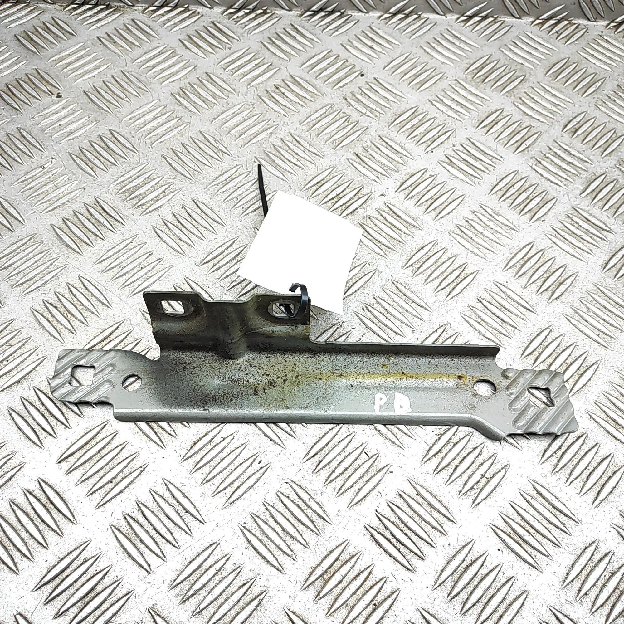Mercedes-Benz A (W176) Fender bracket — front right Fender bracket — front right — MERCEDES BENZ S-...