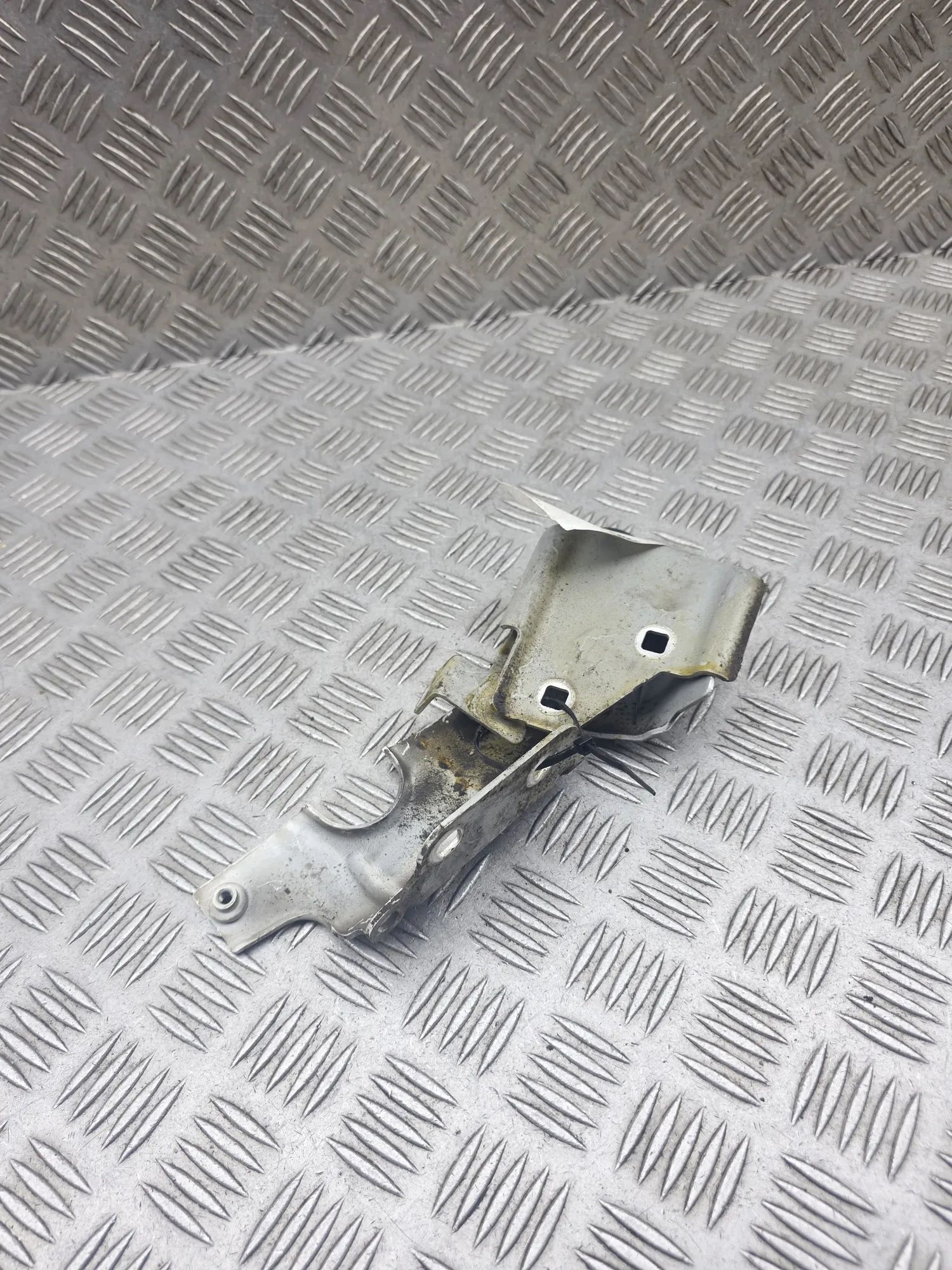 Mercedes-Benz A (W176) Fender bracket — front right Fender bracket — front right — MERCEDES BENZ S-...