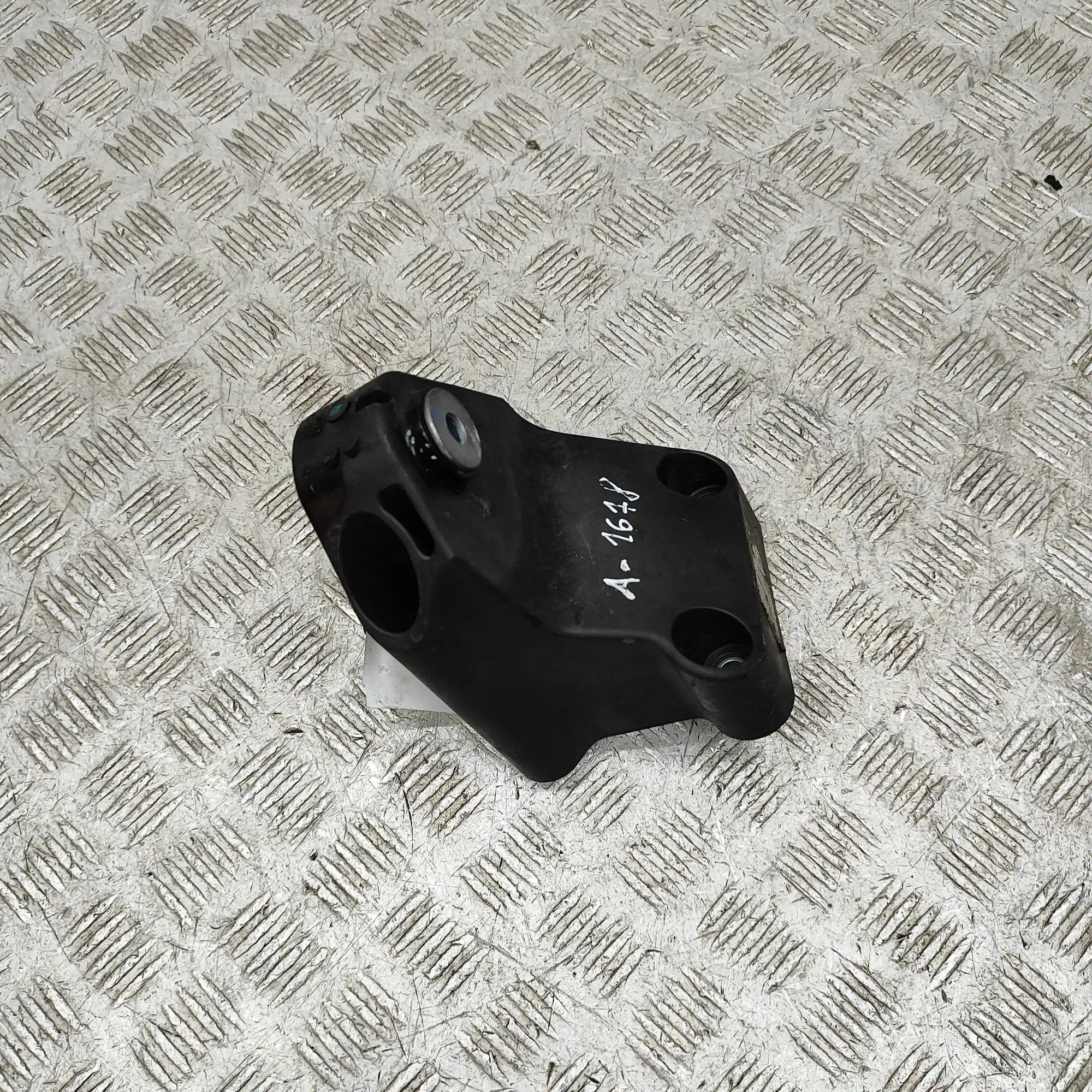Mercedes-Benz A (W176) Left Side Engine Bracket Left Side Engine Bracket — MERCEDES BENZ E-CLAS...