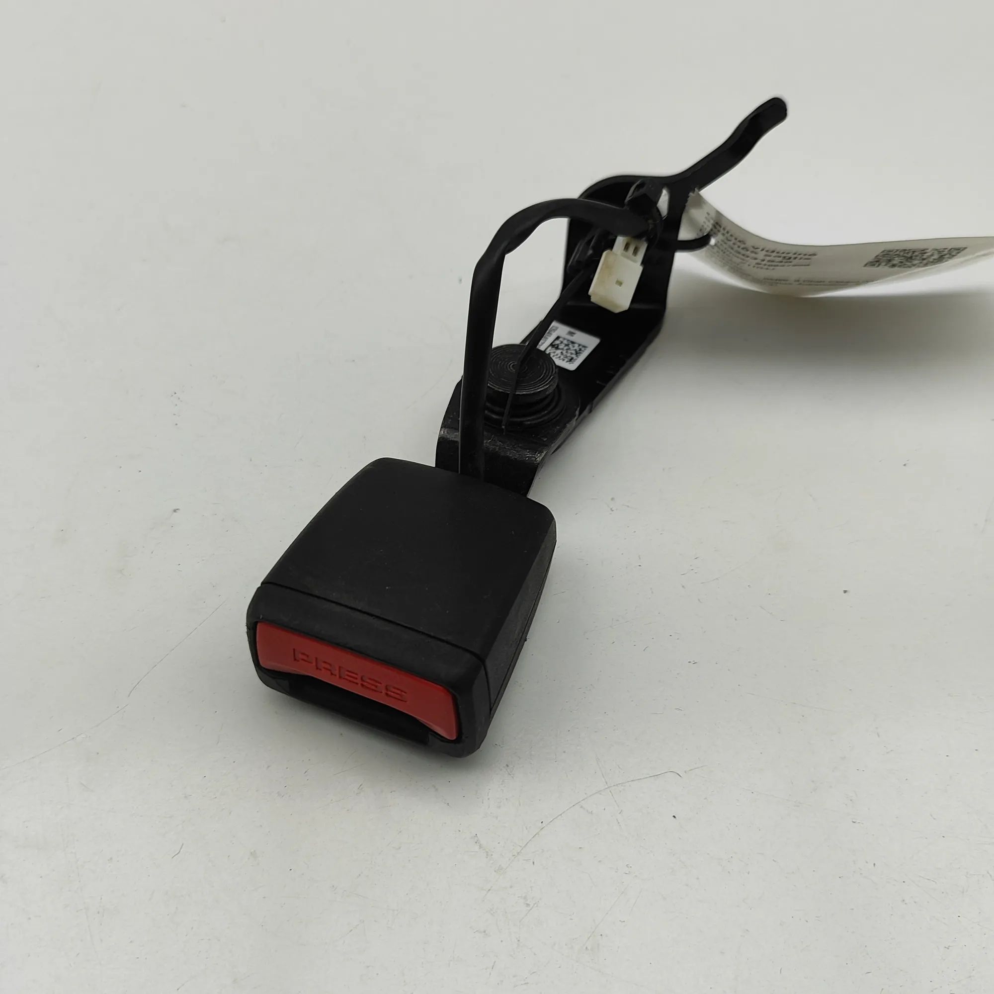 BMW 8 (G15) Rear centre seat-belt buckle Rear centre seat-belt buckle — BMW 8 Gran Coupe...