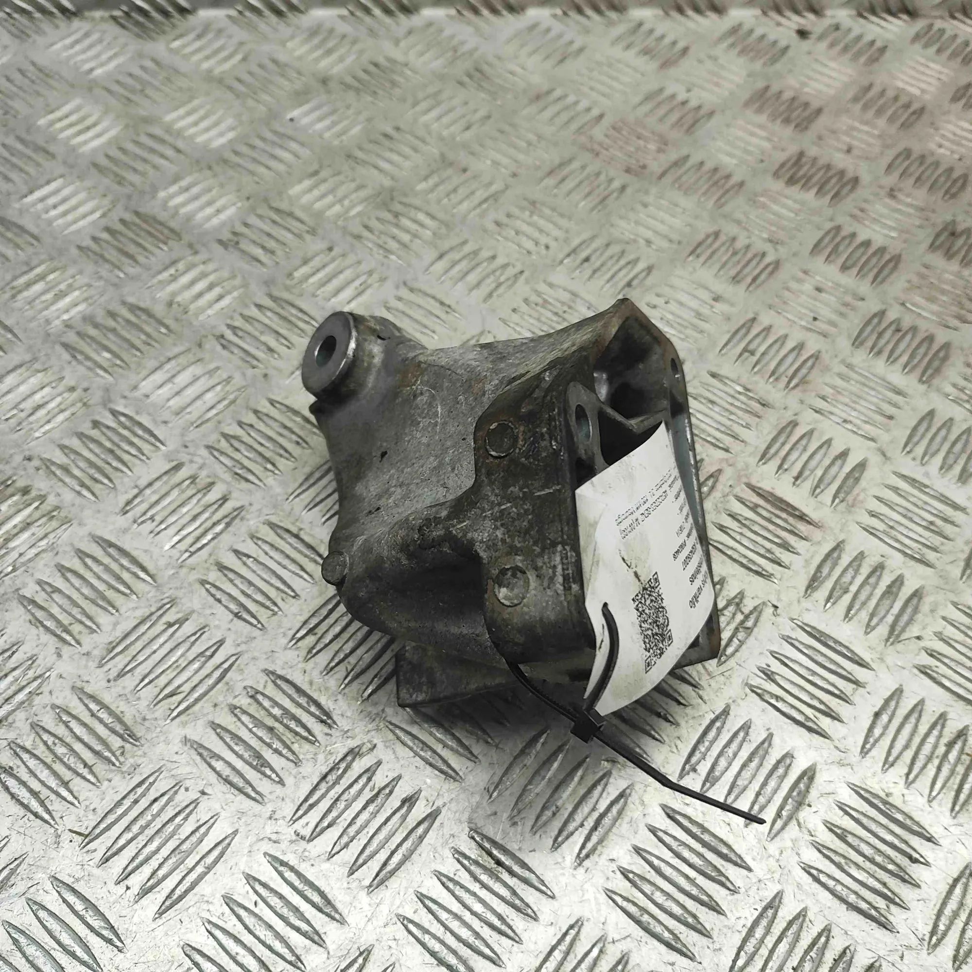 Mercedes-Benz A (W169) Left Side Engine Bracket Left Side Engine Bracket — MERCEDES BENZ ML-CLA...