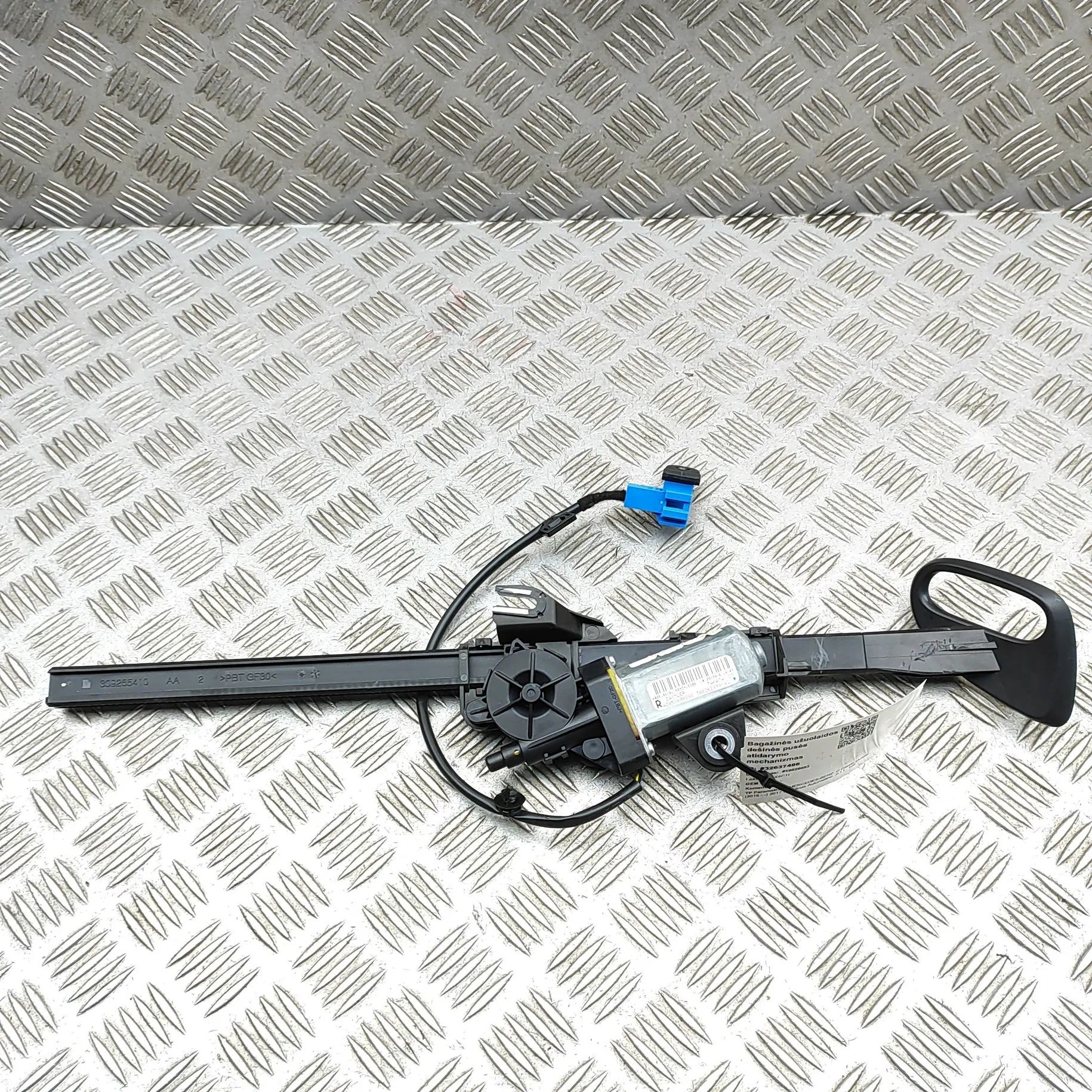 Mercedes-Benz A (W176) Seat-belt height adjuster — front — right Seat-belt height adjuster — front — right — MER...