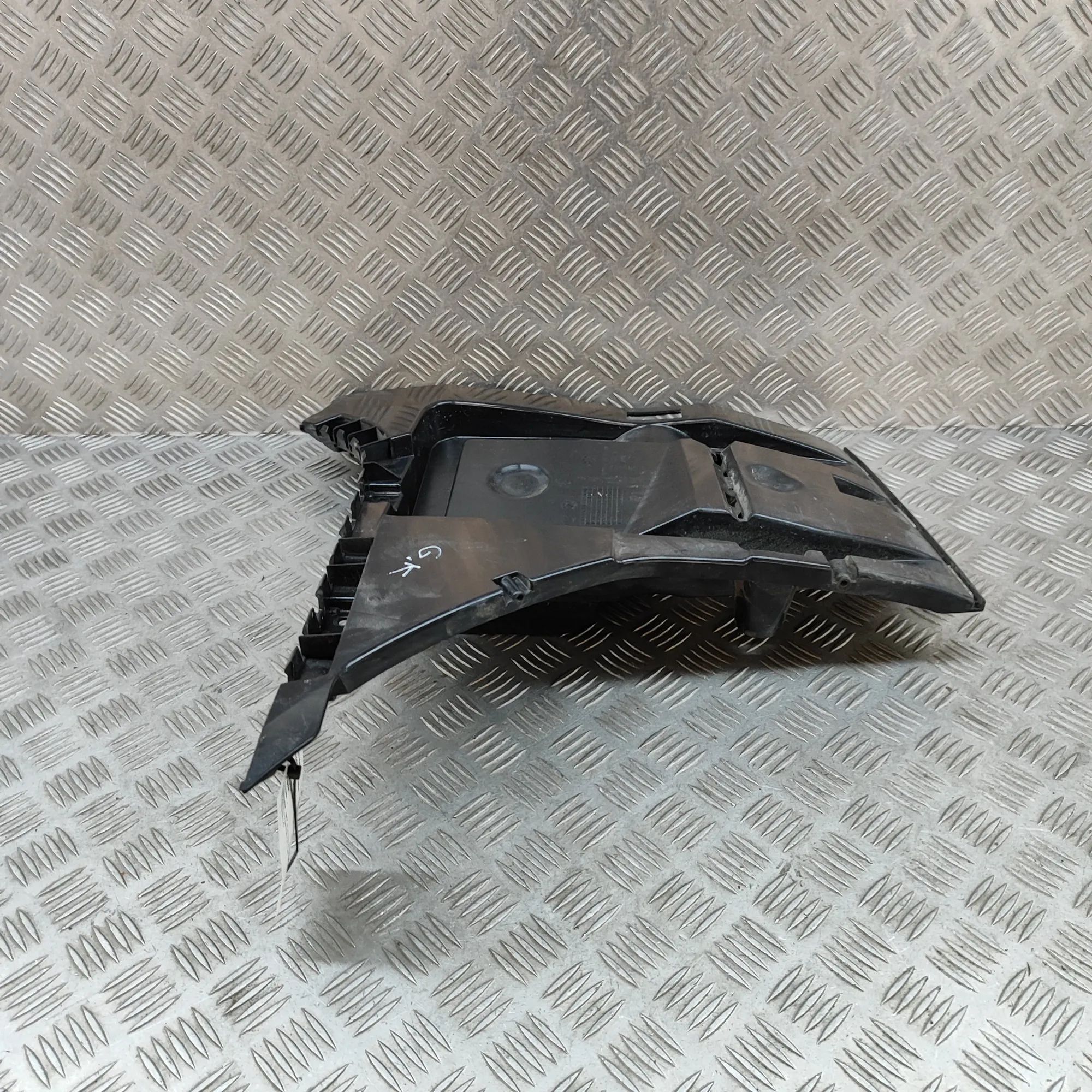 BMW 6 (F06 / F12 / F13) Rear Left Bumper Bracket Rear Left Bumper Bracket — BMW 6 Cabrio F12 (20...