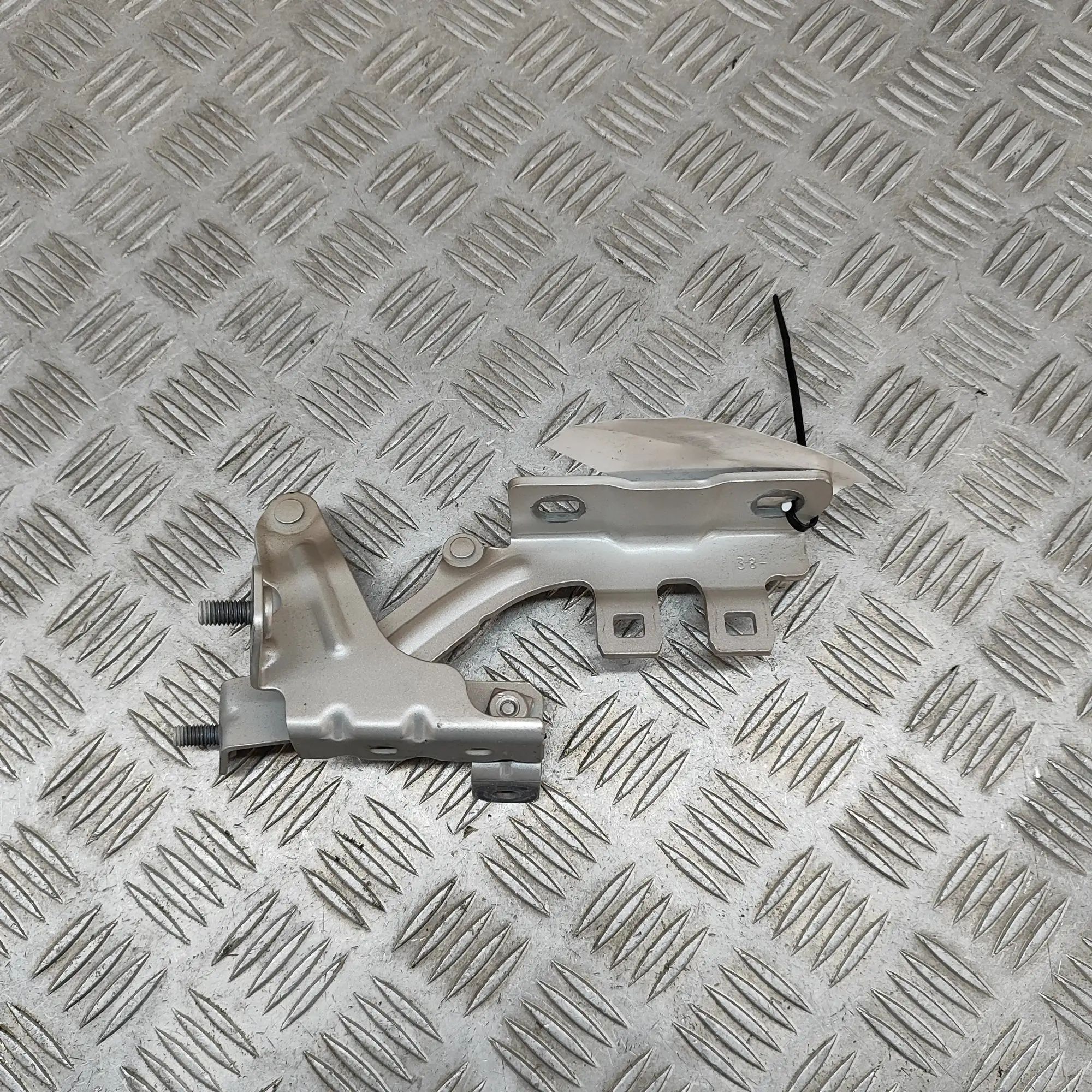 BMW 6 (F06 / F12 / F13) Right Side Bootlid Hinge Right Side Bootlid Hinge — BMW 6 Cabrio F12 (20...