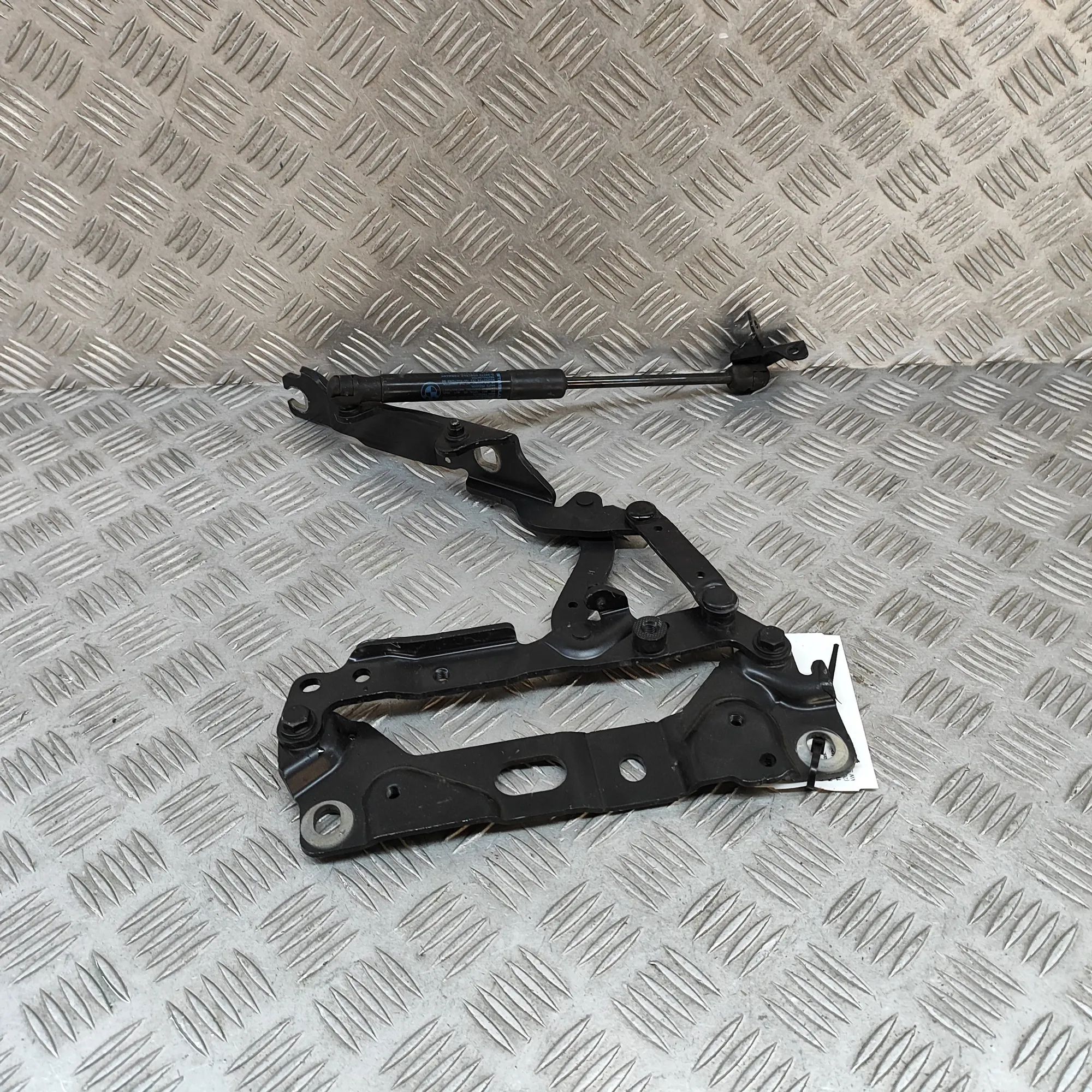 BMW 7 (F01 / F02 / F03 / F04) Bonnet hinge — front right Bonnet hinge — front right — BMW 7 F01, F02 (20...