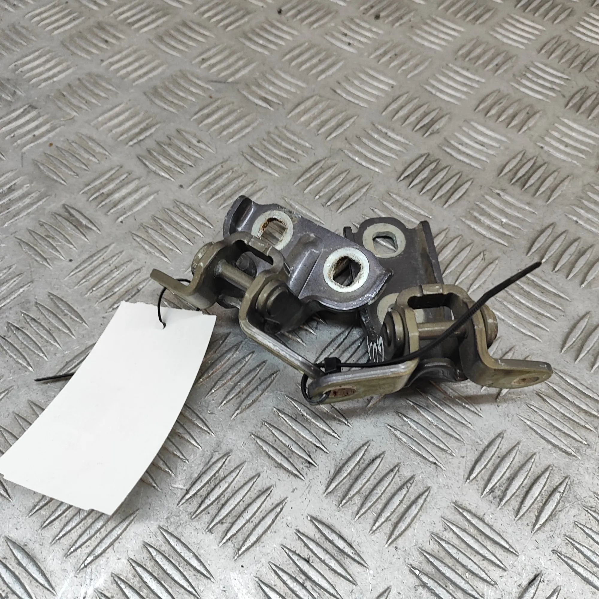 Chevrolet Orlando Door hinge set — rear right Door hinge set — rear right — CHEVROLET ORLANDO...