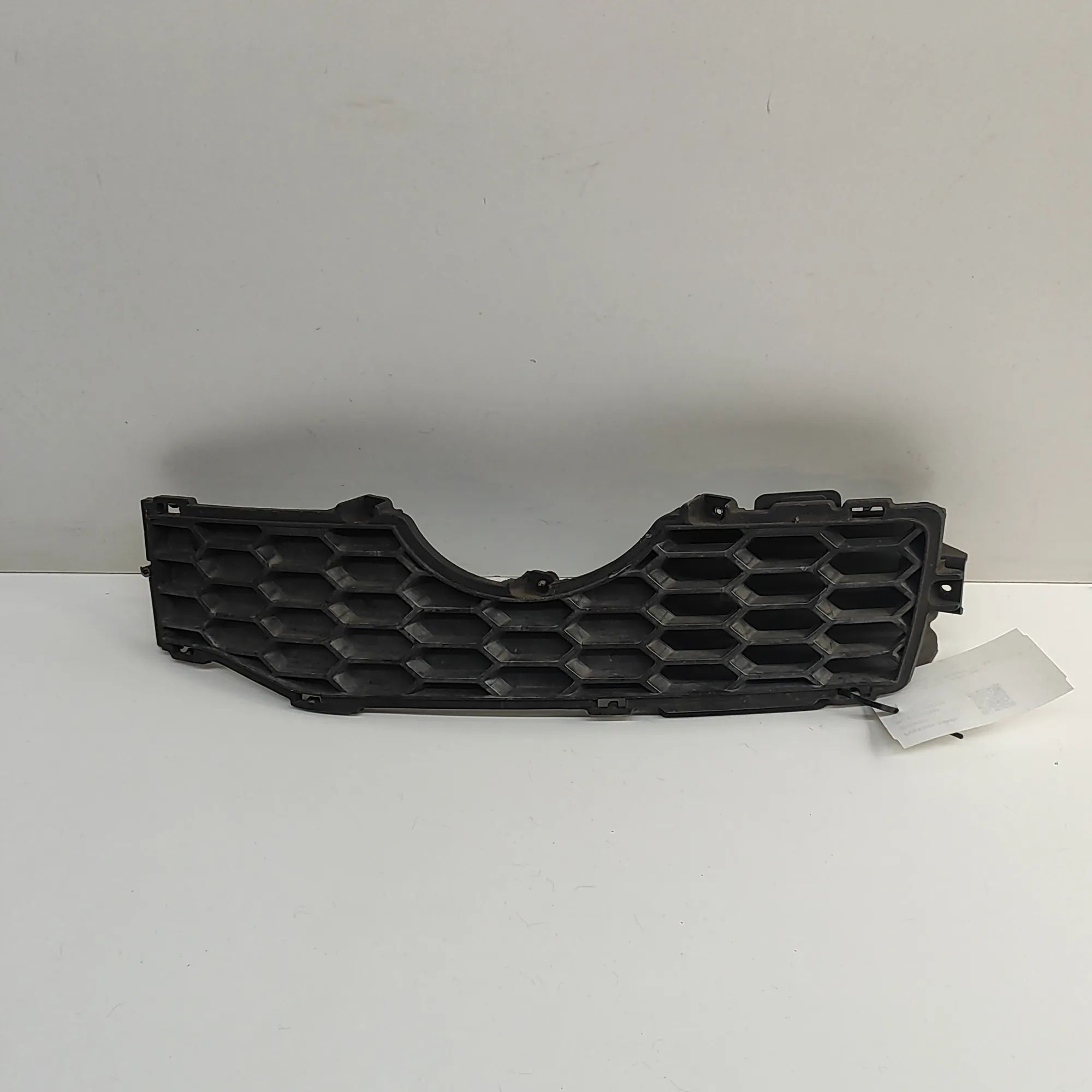 Chevrolet Captiva Grille — front — left Grille — front — left — CHEVROLET CAPTIVA C100,...