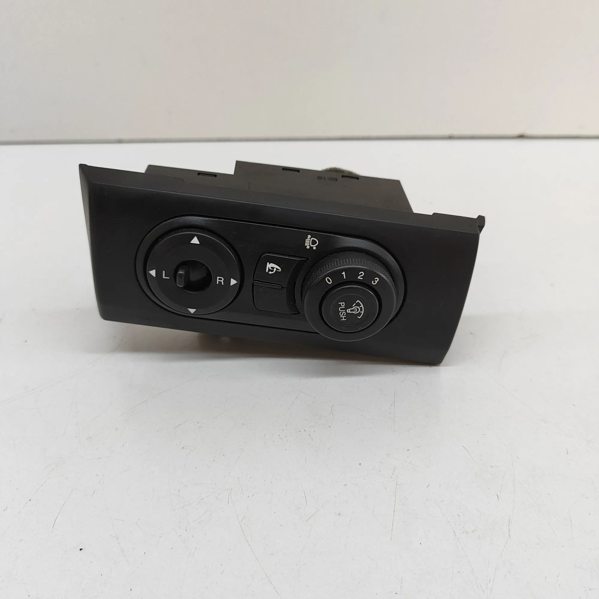 Chevrolet Captiva Headlight Switch Control Unit Headlight Switch Control Unit — CHEVROLET CAPTI...