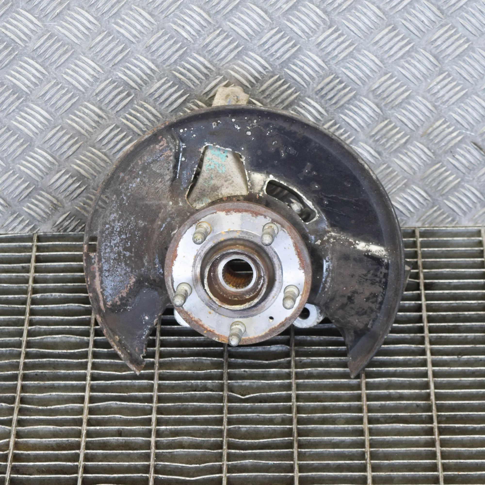 Chevrolet Malibu Front Right Wheel Hub Front Right Wheel Hub — CHEVROLET MALIBU V300 (...