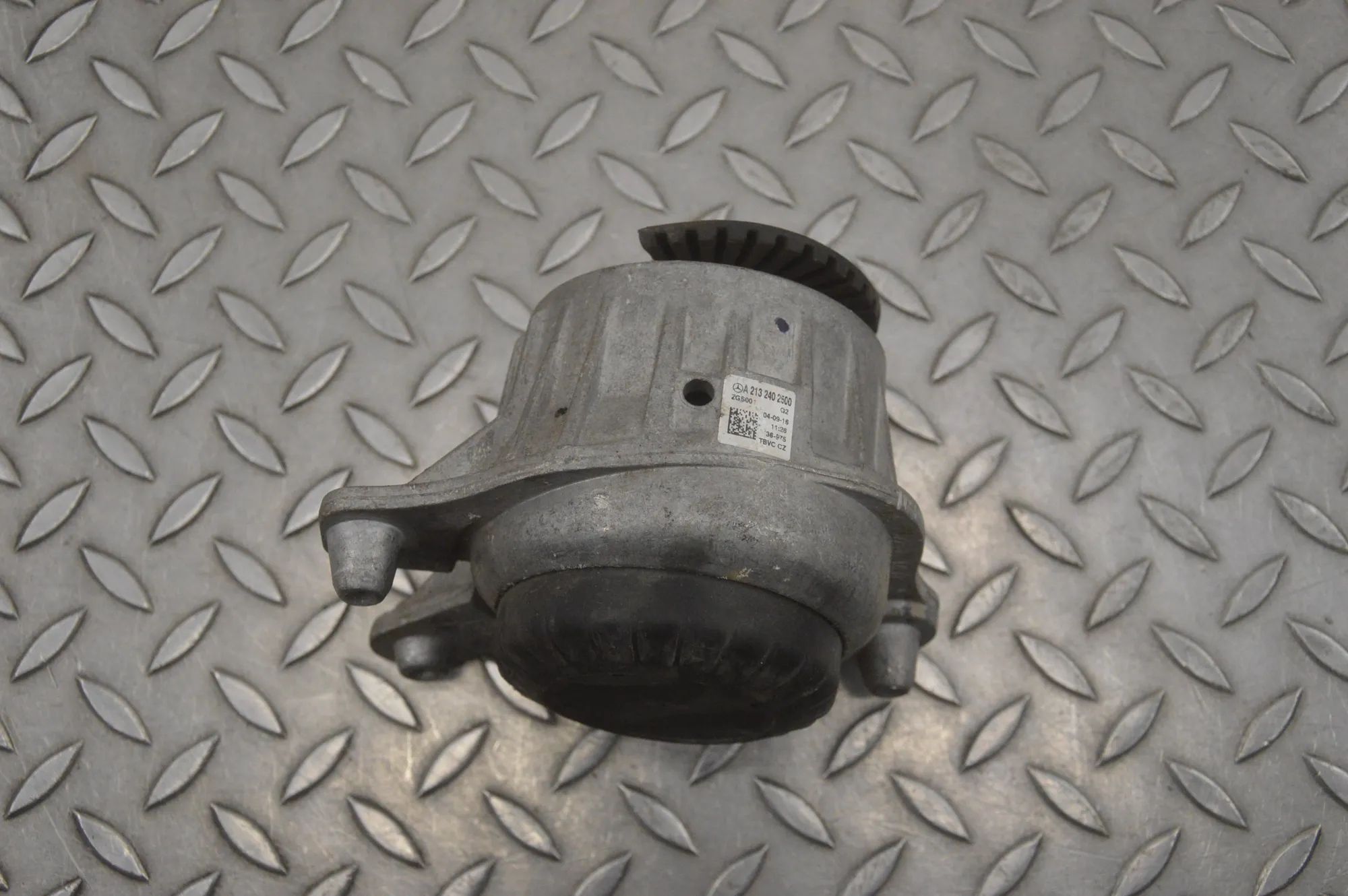 Mercedes-Benz A (W176) Left Side Engine Mount Left Side Engine Mount — MERCEDES BENZ E-CLASS ...