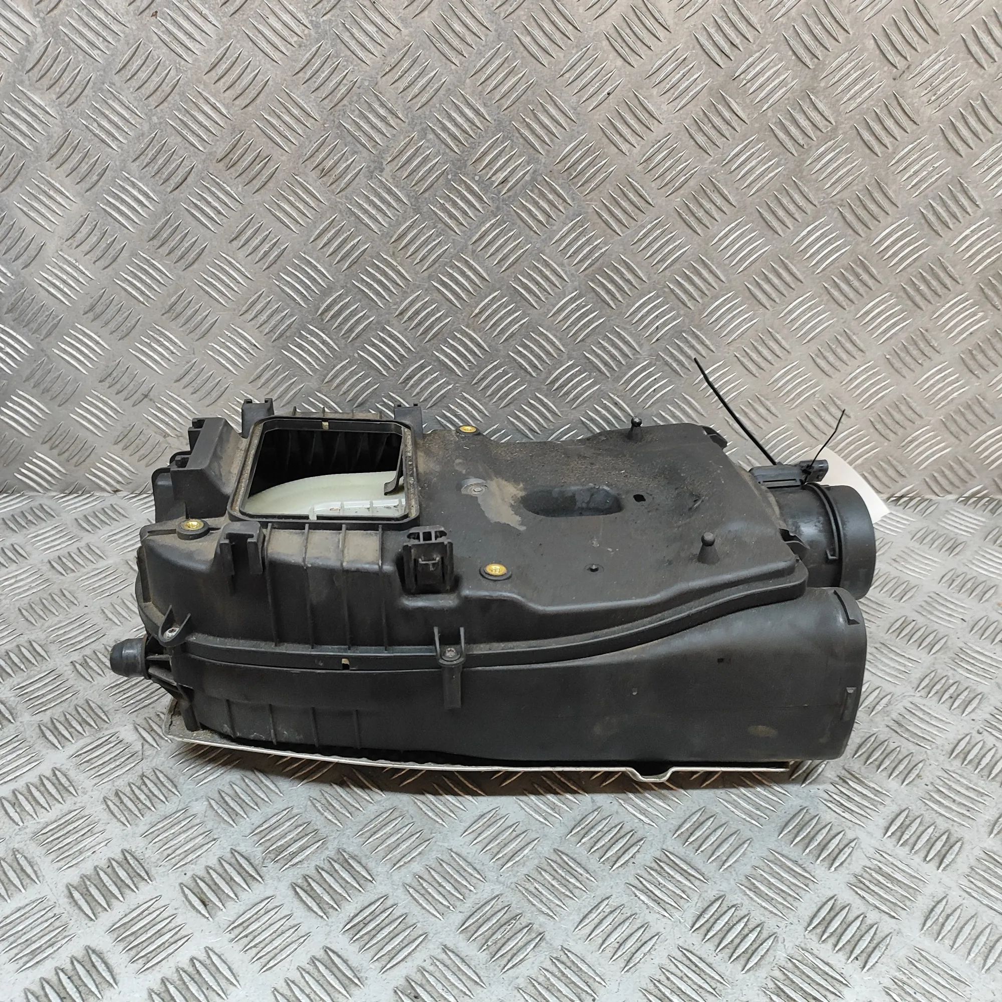 Mercedes-Benz A (W176) Воздухоочиститель  Air Filter Box — MERCEDES BENZ C-CLASS (W204) (...