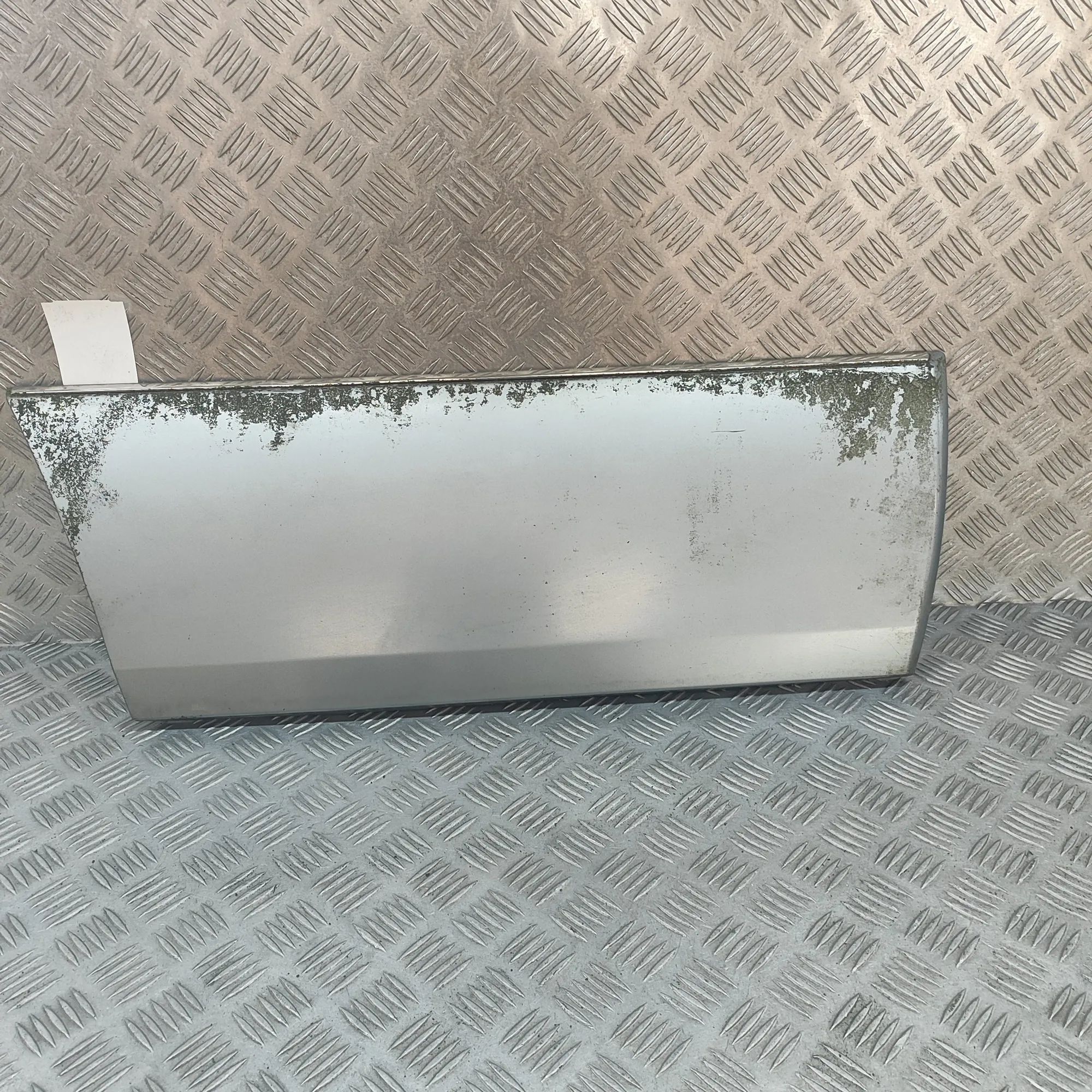 Mercedes-Benz 200 - 500 / E (W124) Lower door moulding — rear — right