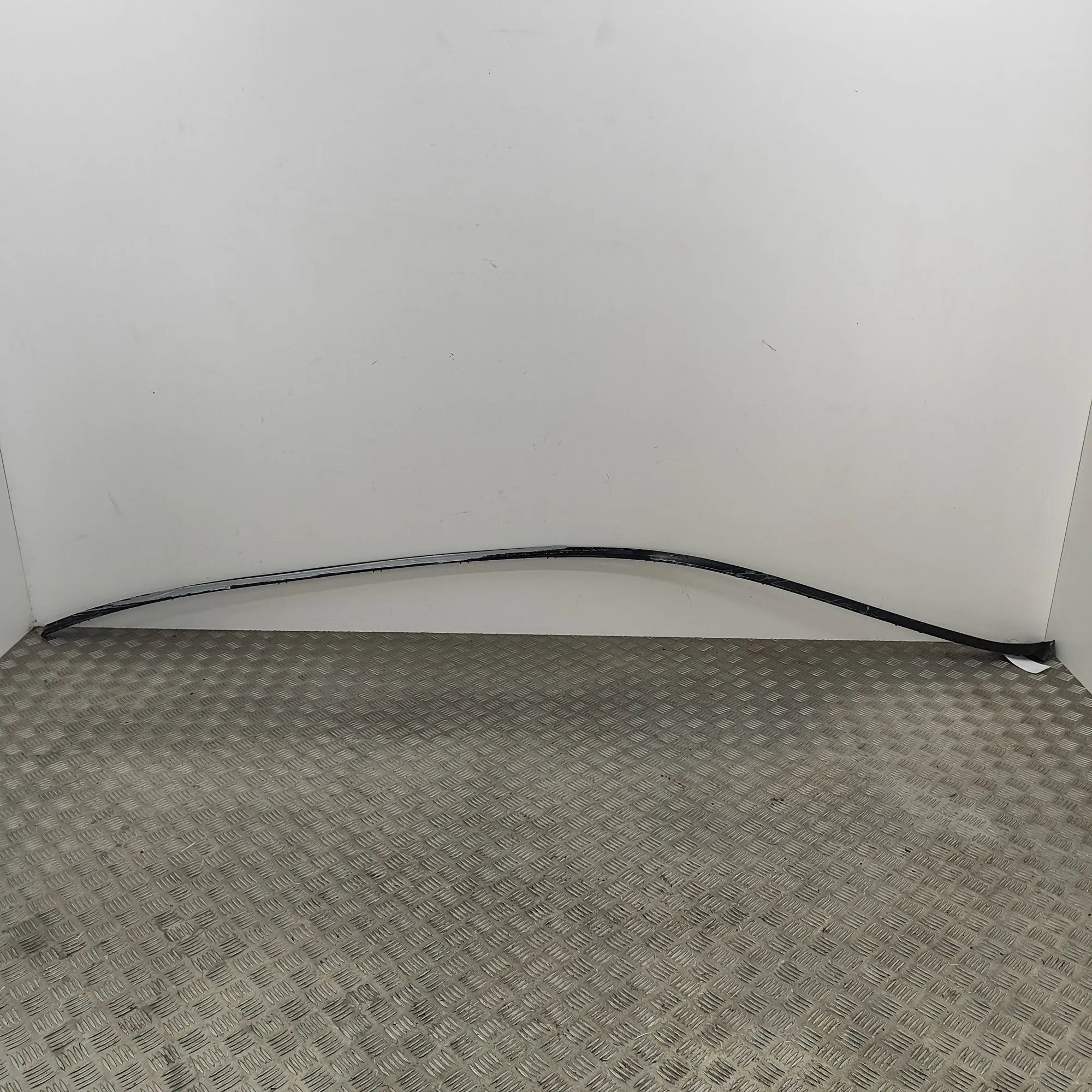 Mercedes-Benz A (W176) Right Side Roof Strip Trim Right Side Roof Strip Trim — MERCEDES BENZ S-CL...