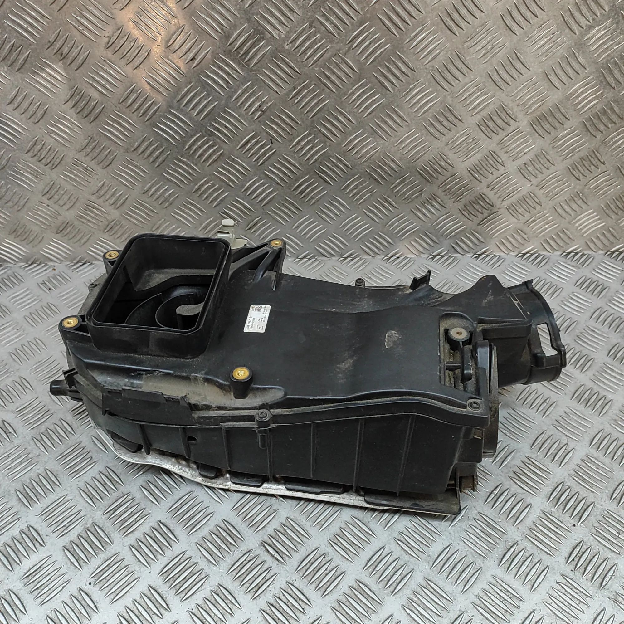 Mercedes-Benz A (W176) Воздухоочиститель  Air Filter Box — MERCEDES BENZ C-CLASS (W205) (...