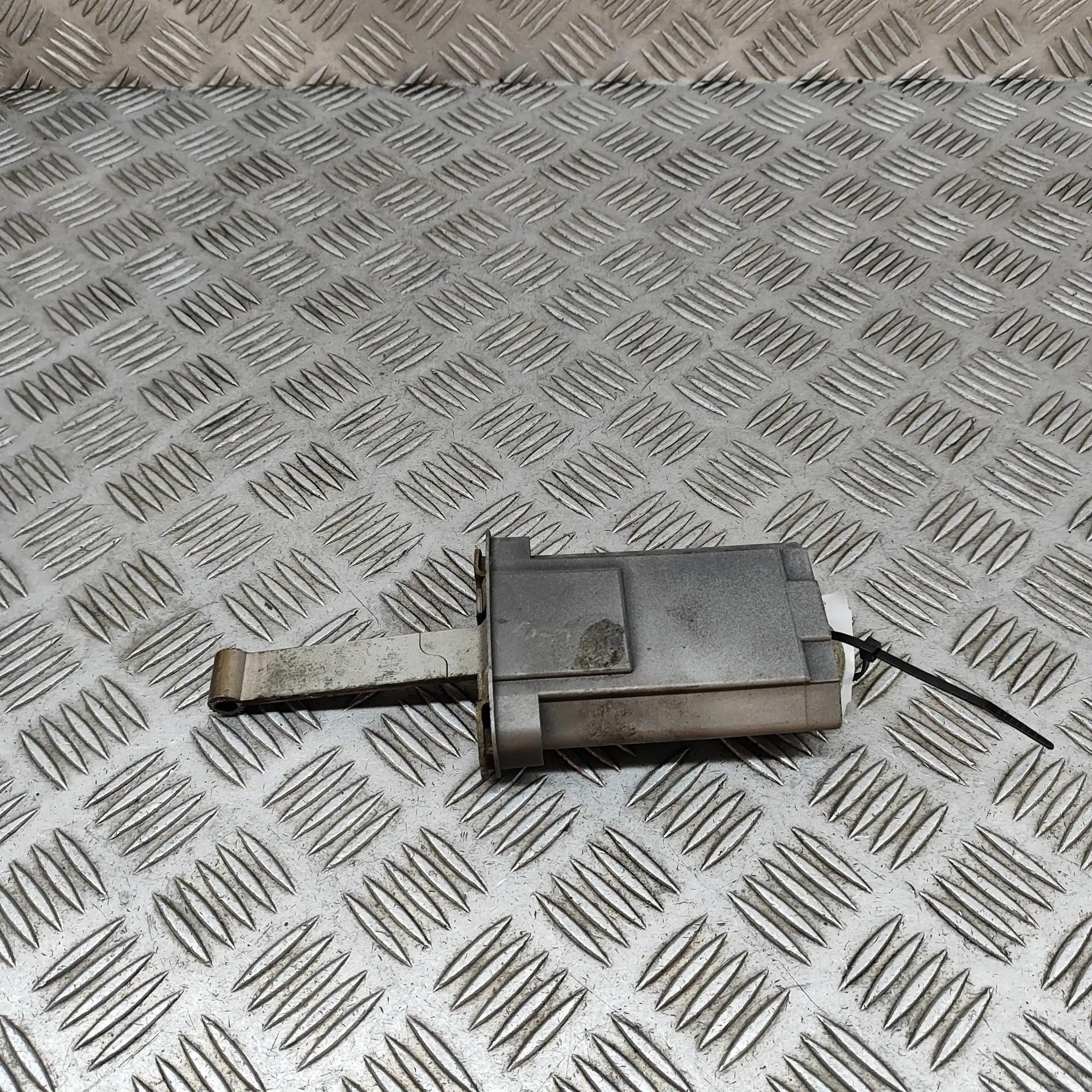 Mercedes-Benz 200 - 500 / E (W124) Door check strap — rear right
