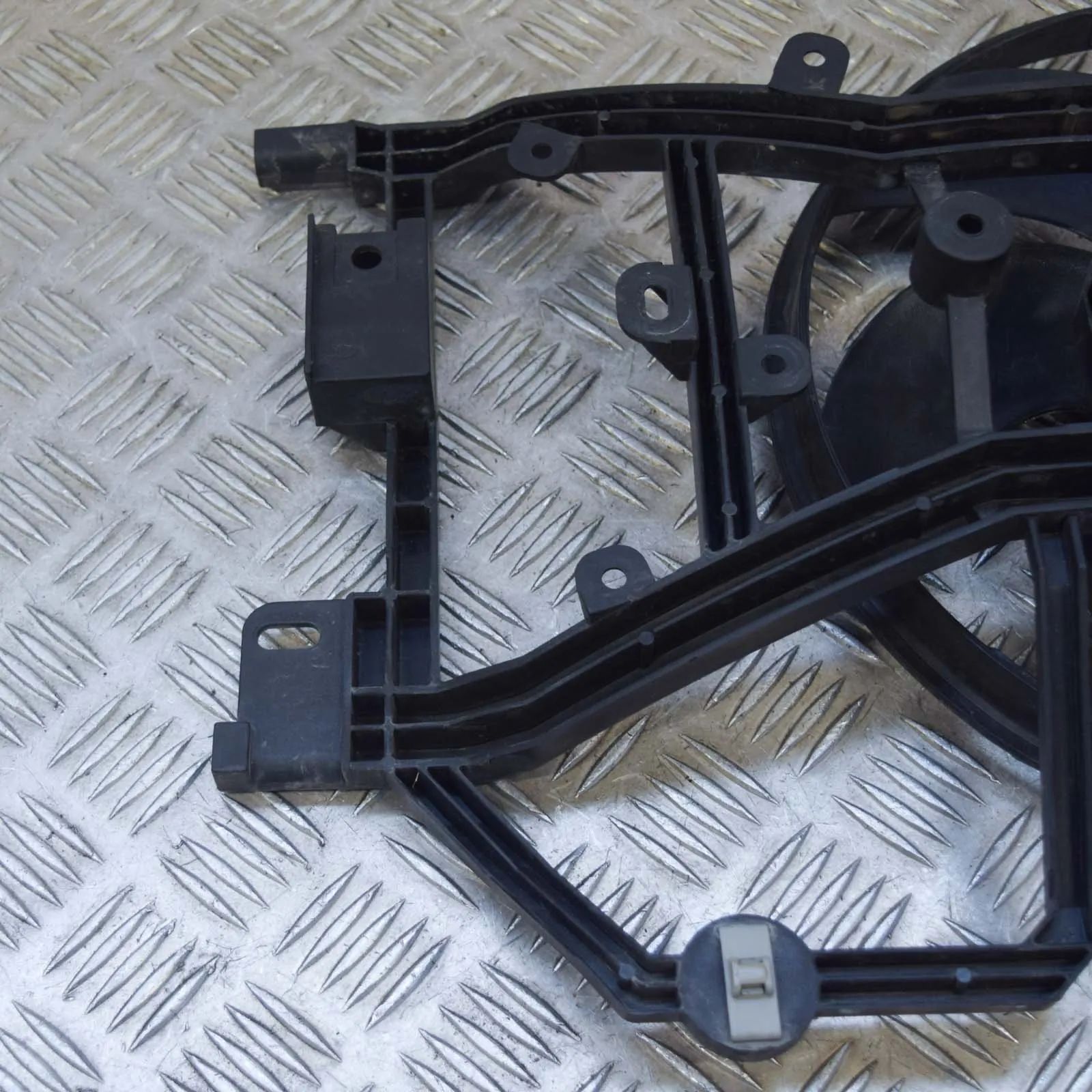 Dacia Sandero Engine Cooling Fan Shroud Engine Cooling Fan Shroud — DACIA SANDERO II (2...