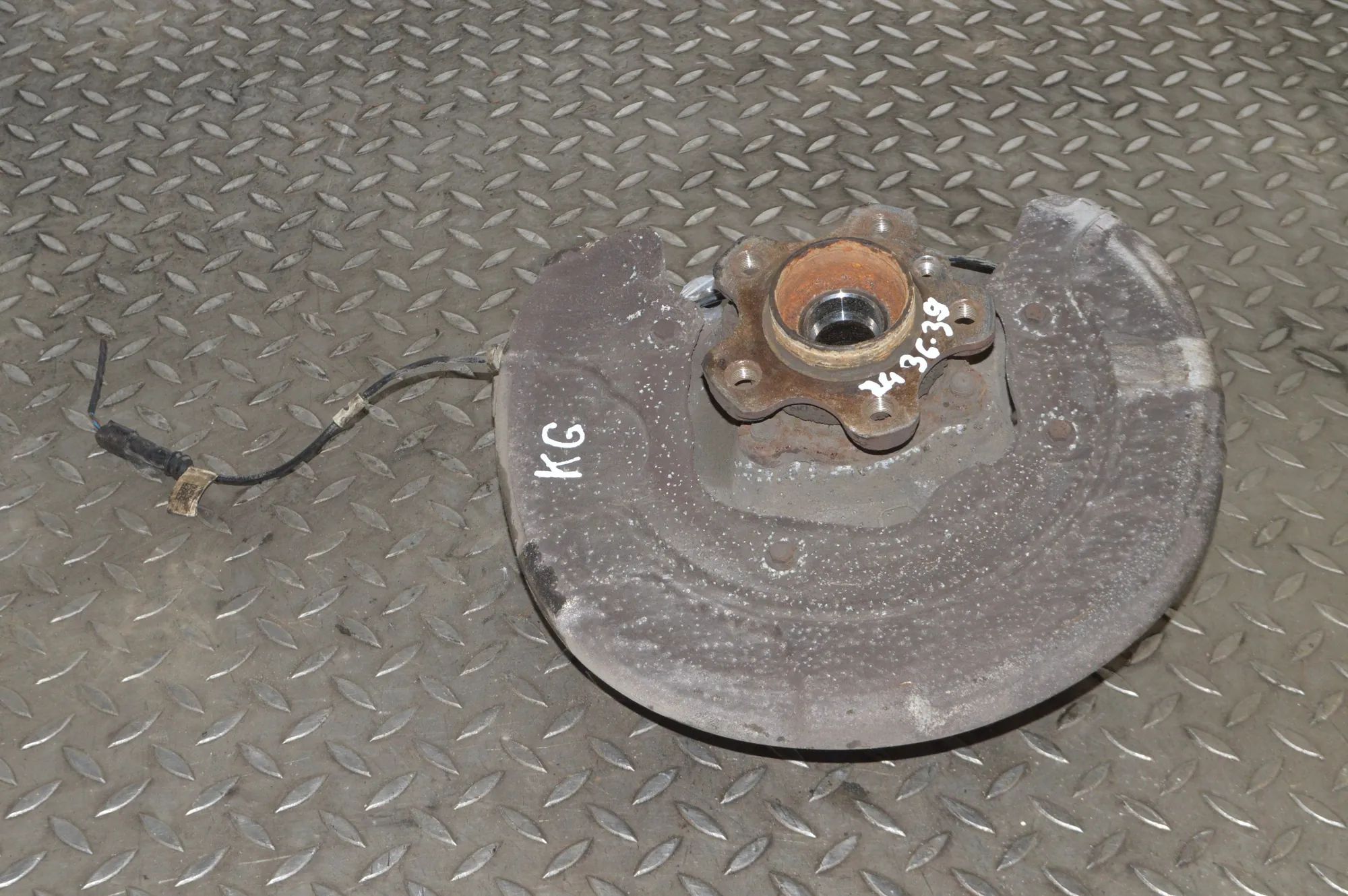 BMW 5 (F10 / F11) Rear Left Wheel Hub Spindle Rear Left Wheel Hub Spindle — BMW 5 G30 (2016-P...