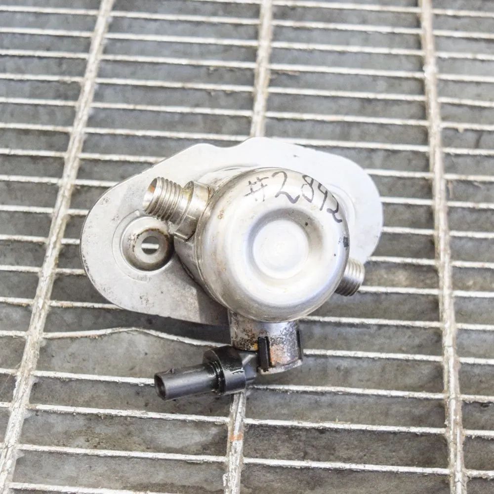 BMW 2 (F22 / F23) polttoainepumppu Fuel pump — BMW 2 Cabrio F23 (2014-2021) — 0261...