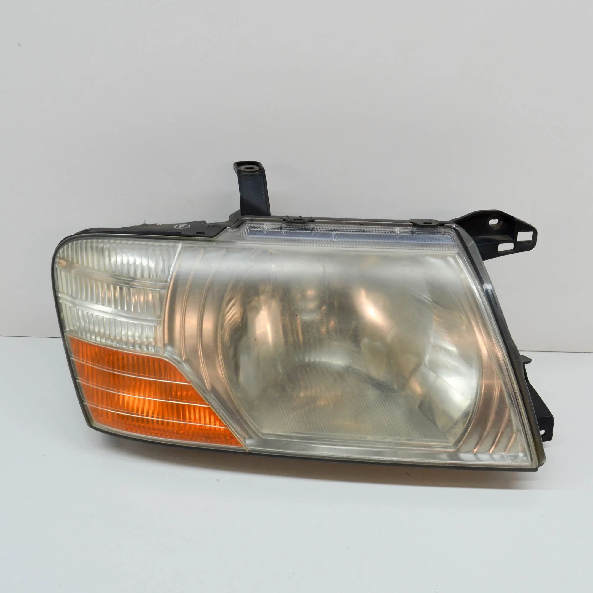 Mitsubishi Pajero Front Right Headlight Front Right Headlight — MITSUBISHI PAJERO III V...