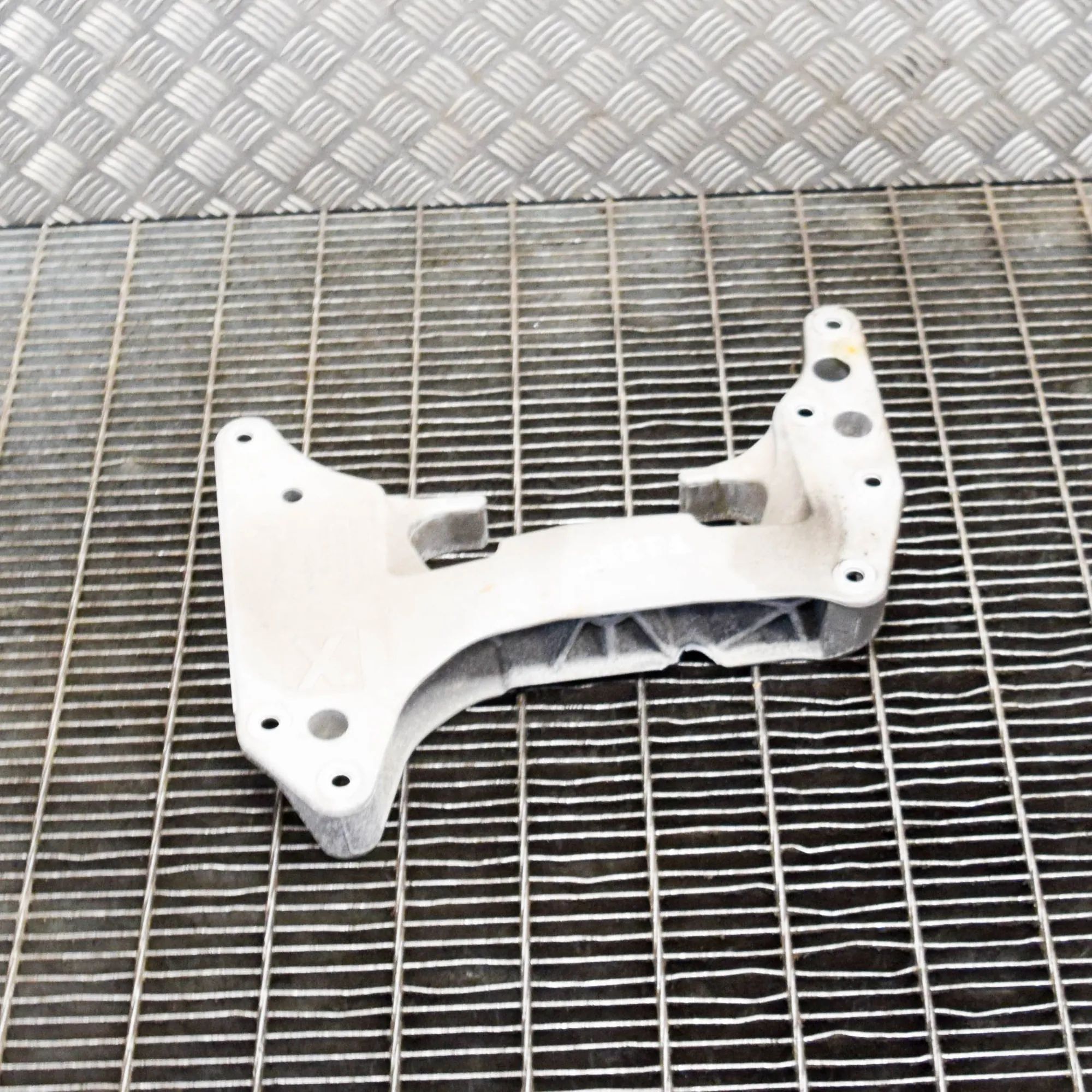 BMW 5 (G30 / G31) Gearbox Support Mount Bracket Gearbox Support Mount Bracket — BMW 5 G30 (2016...