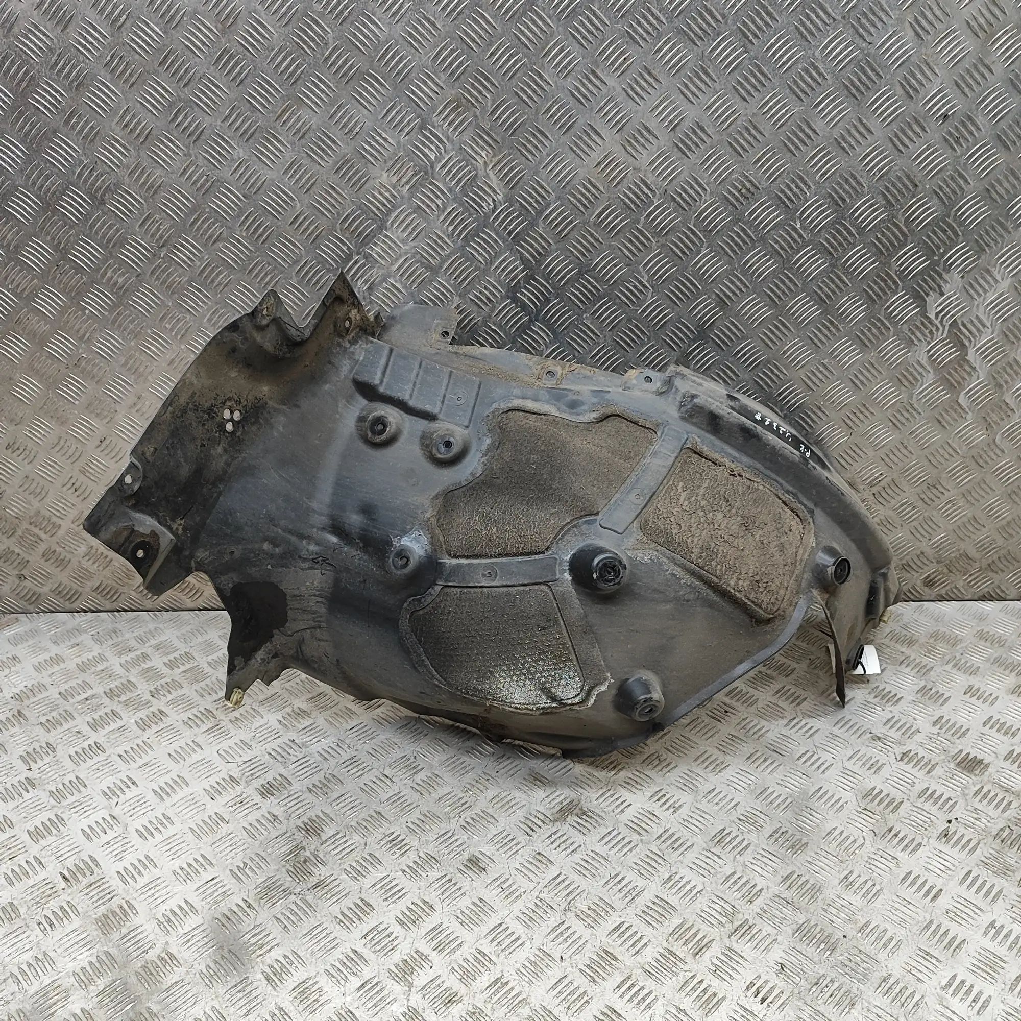 BMW 5 (G30 / G31) Wheel arch liner — front — left — rear section Wheel arch liner — front — left — rear section ...