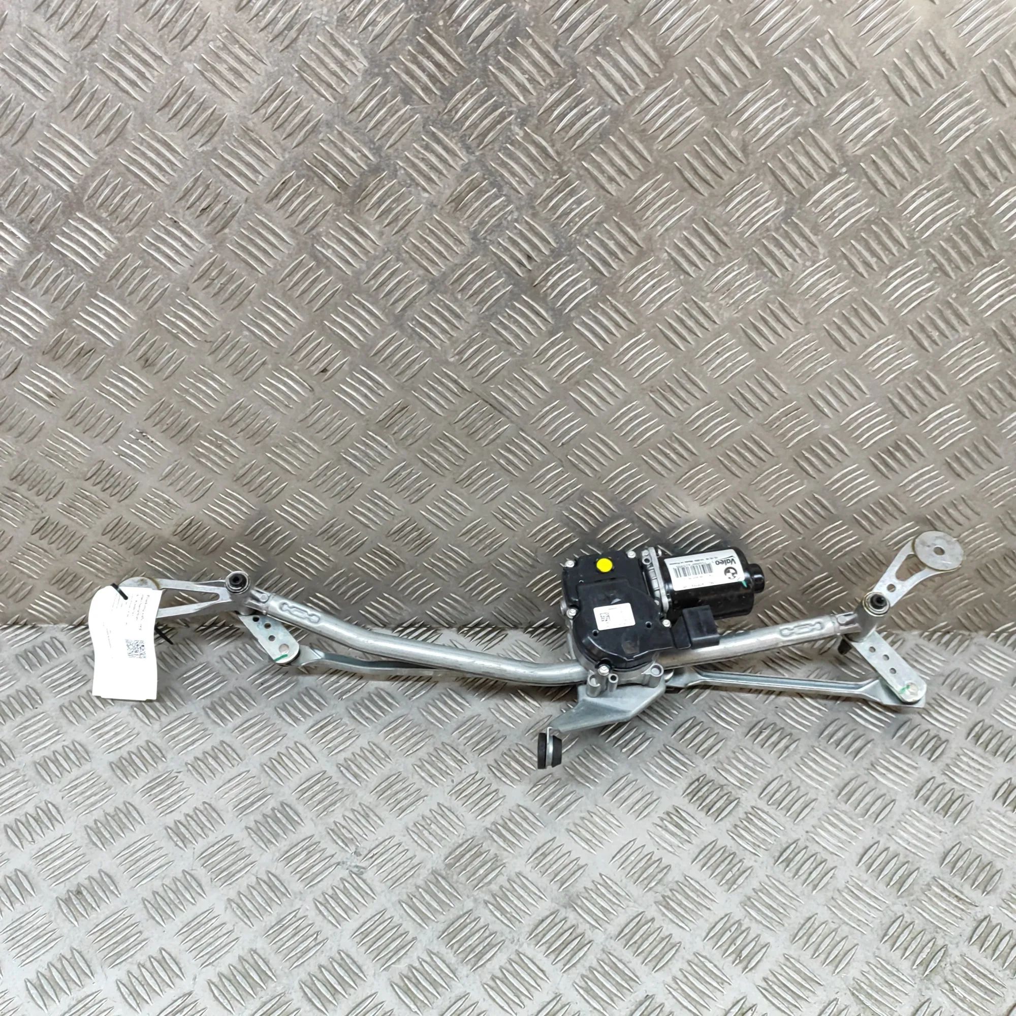 BMW 5 (G30 / G31) Front Windshield Wiper Mechanism Front Windshield Wiper Mechanism — BMW 5 G30 (2...