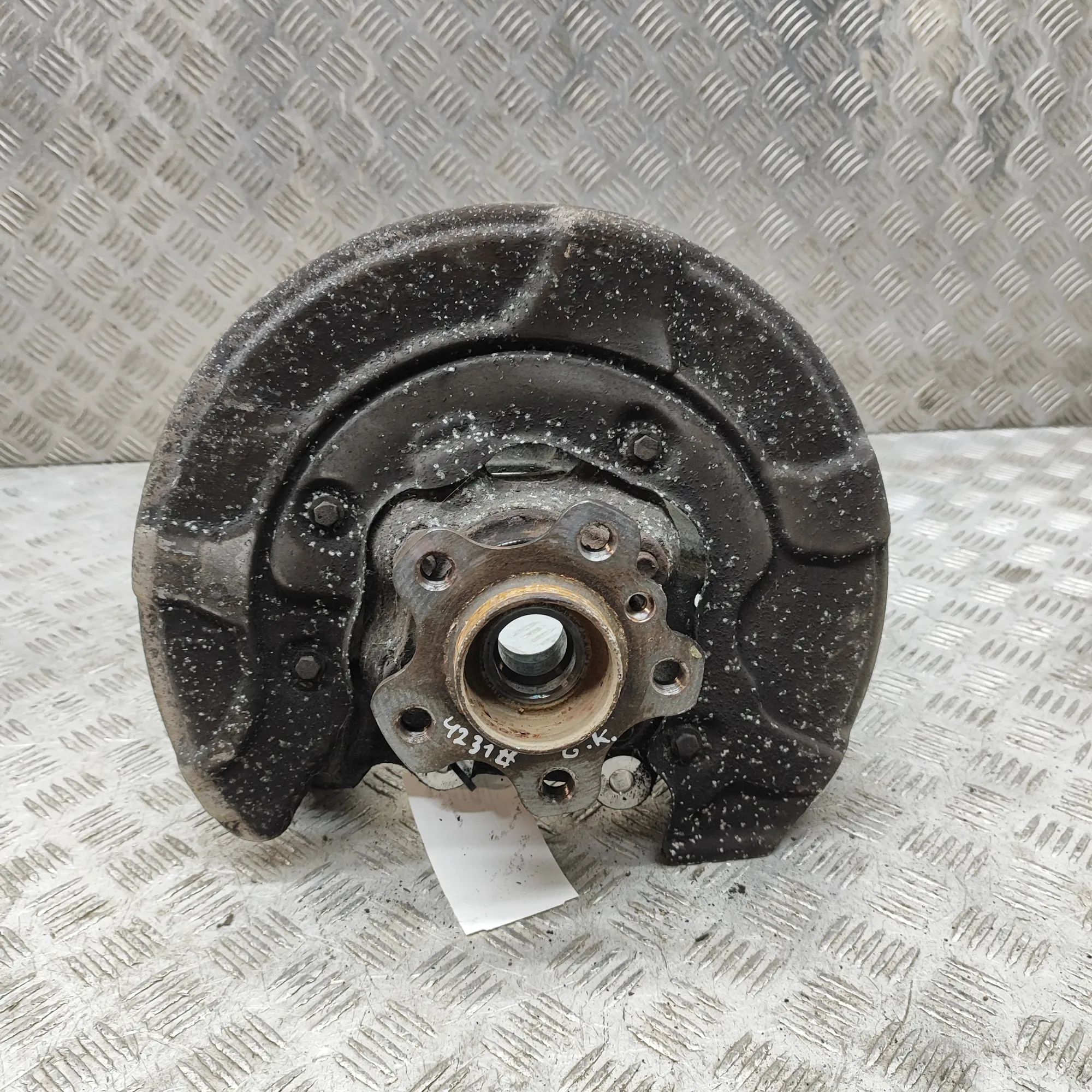 BMW 5 (G30 / G31) Rear Left Wheel Hub Spindle Rear Left Wheel Hub Spindle — BMW 5 Touring G31...