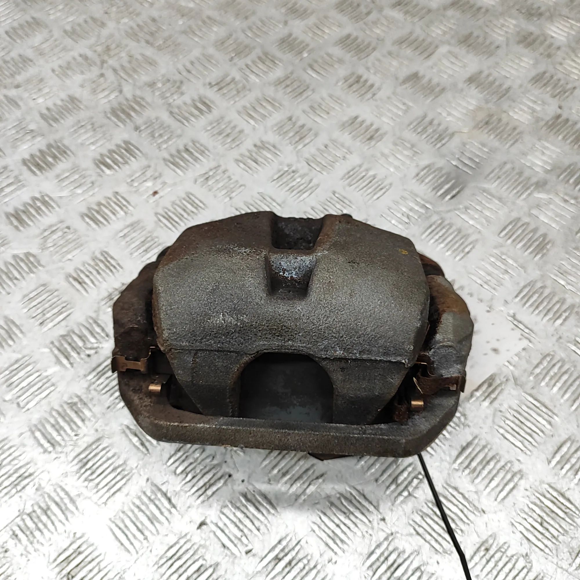 Infiniti FX (S50) Front Left Brake Caliper Front left brake caliper — INFINITI FX (2002-20...
