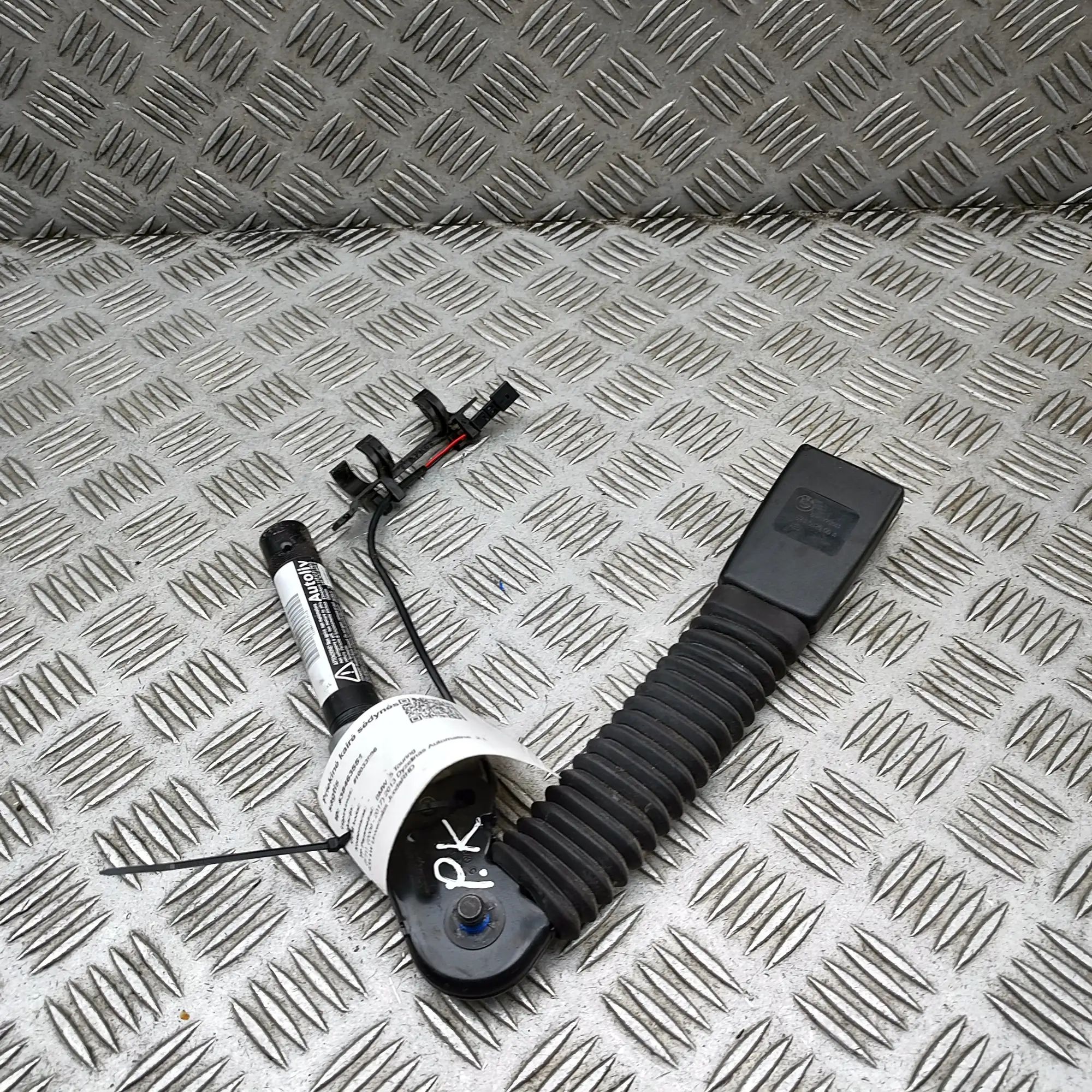 BMW 5 (F10 / F11) Seat-belt buckle — front left Seat-belt buckle — front left — BMW 5 Touring F...