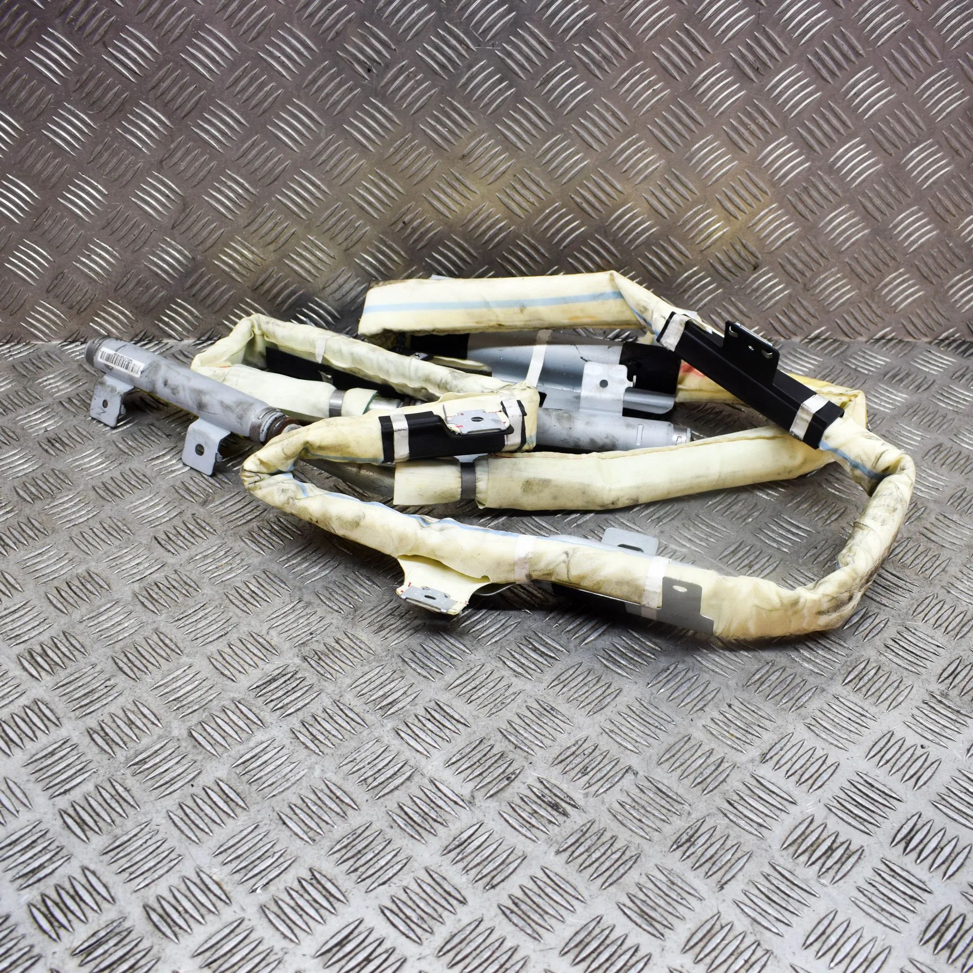 Kia Carnival Left Side Roof Safety Curtain SRS Left Side Roof Safety Curtain SRS — KIA CARNIVA...
