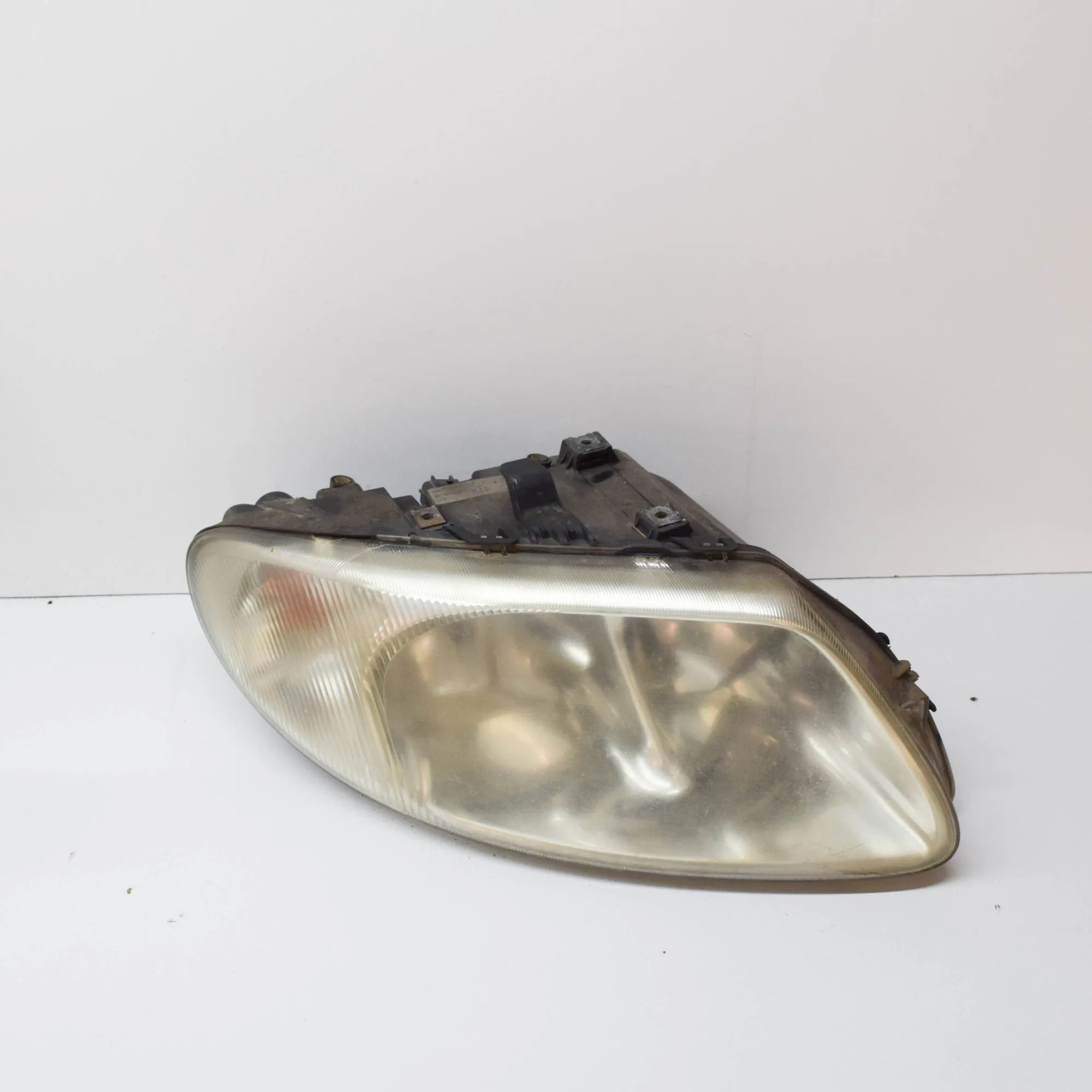 Chrysler Voyager / Town & Country Front Right Headlight Front Right Headlight — CHRYSLER VOYAGER IV RG,...